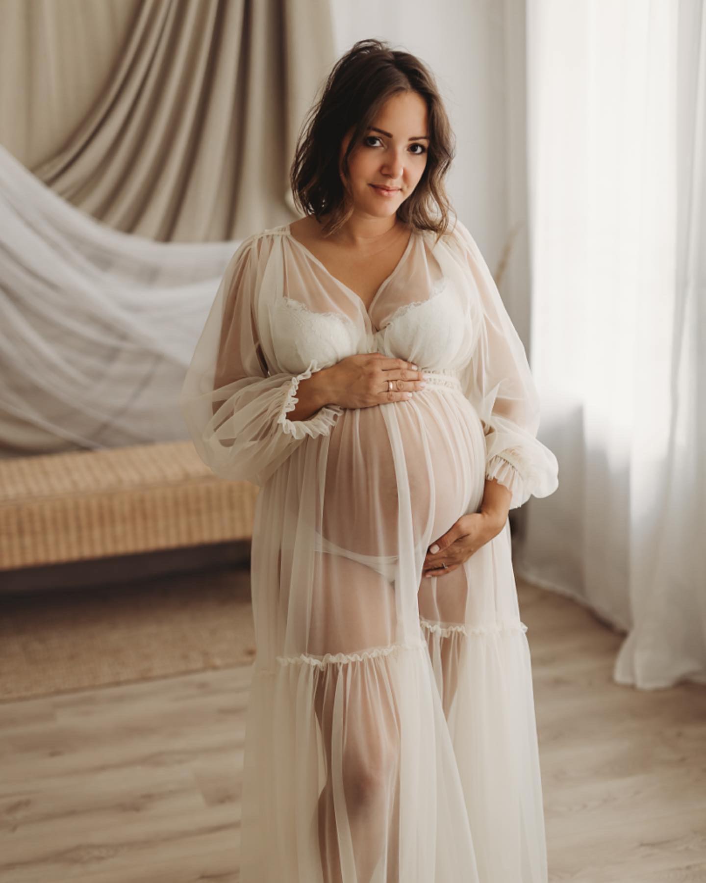 Für ein Babybauchshooting stehen euch auserwählte und hochwertige Kleider zur Verfügung. Dadurch braucht ihr euch keinen Stress machen, was ihr für das Shooting anziehen könnt. Ob mit viel Spitze, Tüll oder Musselin, es ist wirklich für jeden etwas dabei 😊
Wer ist denn gerade alles schwanger?
Schreibt gerne mal in den Kommentaren, ob ihr schon mal ein Babybauchshooting gehabt habt oder ihr noch vor der Entscheidung steht ☺️
#babybauch #babybauchshooting #babybauchfotografie
#babybauchbilder #maternity #maternityphotography #schwanger #schwangerschaftsfotografie #schwanger2024 #baby2024 #bochum #nrw #makememories #kiwu #wirsindschwanger