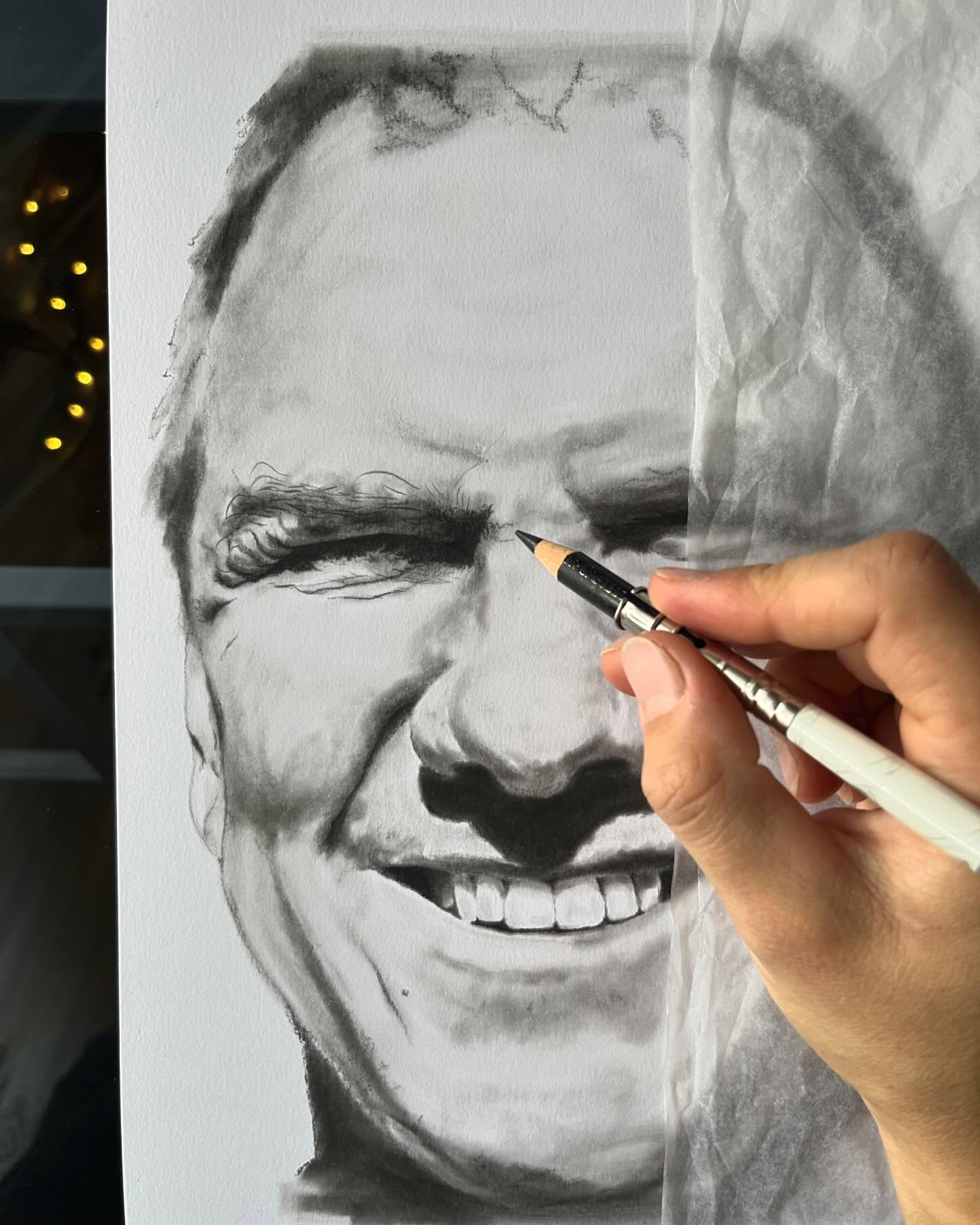 // PORTRÄT
Diese Arbeit war ein Weihnachtsgeschenk, weshalb ich euch die Zeichnung erst jetzt zeigen kann.☺️🎄🎅🏻
Mit Kohle, Farbstift und Pastell habe ich hier gearbeitet.
#weihnachtsgeschenke #artbyviktoria
Ich musste tatsächlich einigen von euch absagen, so kurzfristig vor Weihnachten kann ich leider keine Aufträge mehr annehmen. Aber ich freue mich, dass ich ein paar für nächstes Jahr reservieren konnte und bin gespannt, was ich für das nächste Weihnachtsfest für euch zeichnen darf!🤩🥰
#art #zeichnen #portrait #charcoal #drawing #christmasgifts #happy #newyear