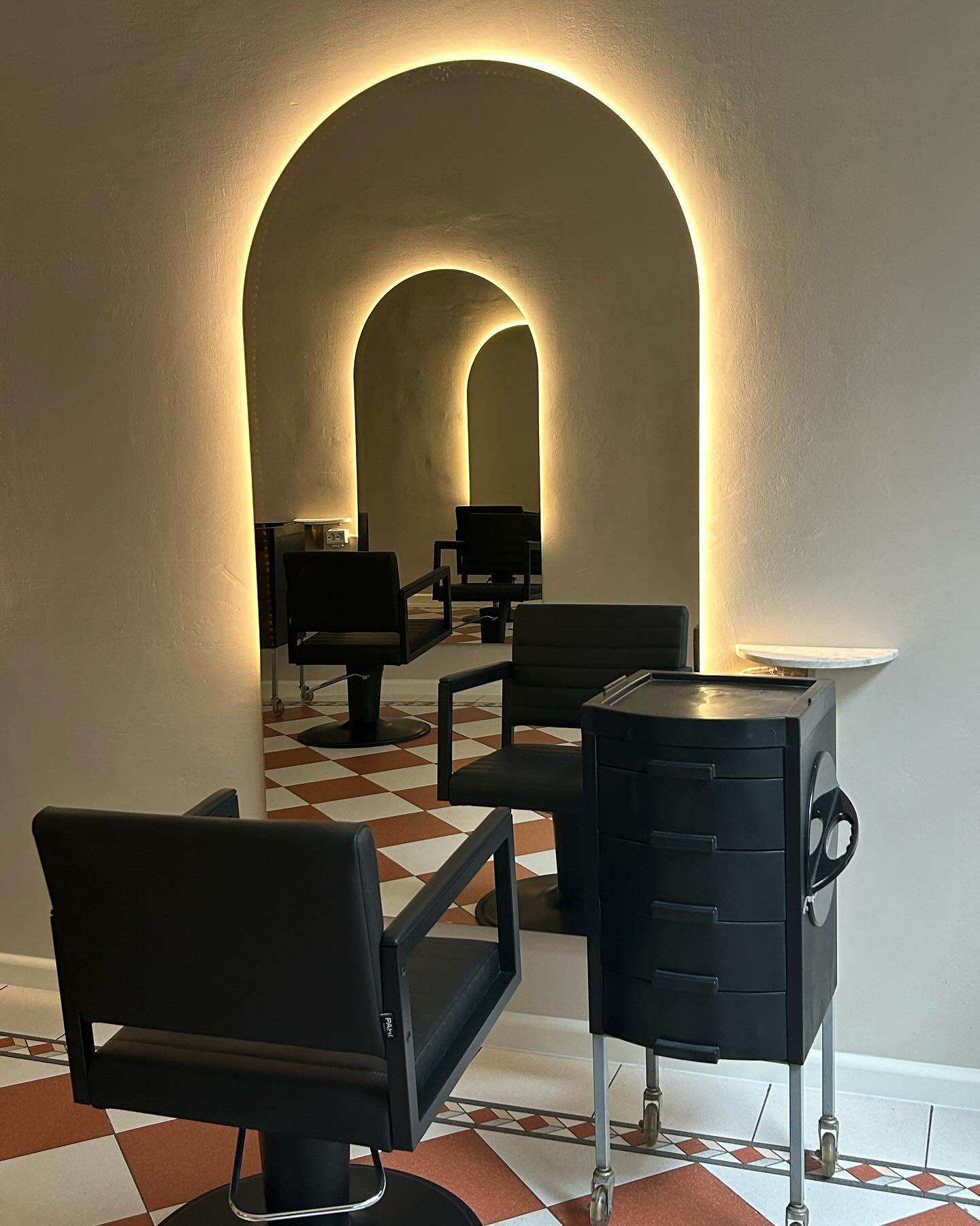 Kiitos ihanat asiakkaamme kuluneesta vuodesta❣️
Palaamme takaisin työntouhuun taas 2.1.2024.
Ajanvarausjärjestelmämme vaihtuu vuodenvaihteessa, siirtoa tehdesssämme saattaa ilmetä katkoksia nettiajanvarauksessa, akuuteissa asioissa laitathan sähköpostia😊