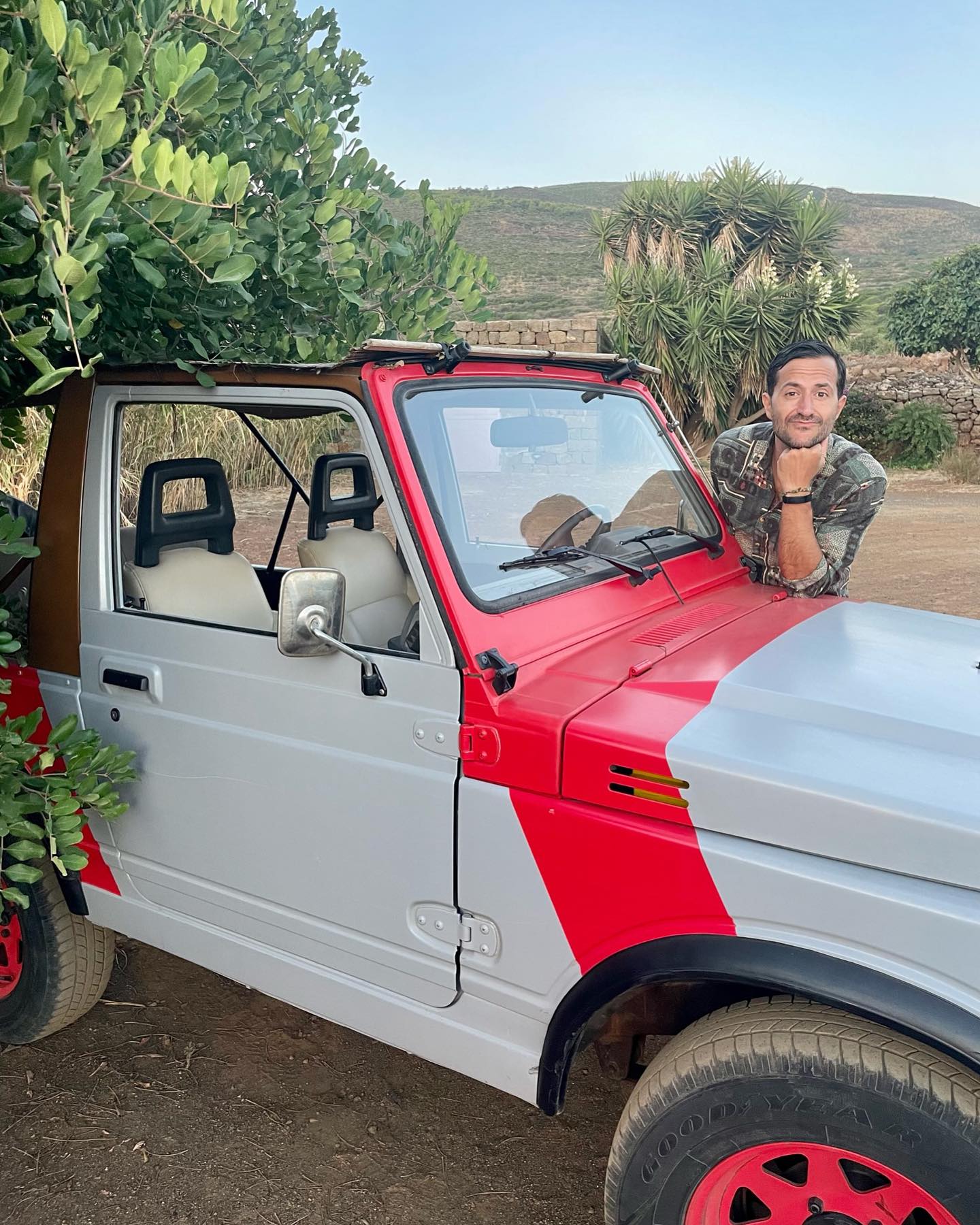 Dear Italy, youโre different, youโre so many things, too many things. Everyone thinks they know you, that they figured you out. Meanwhile, I have to start from scratch every single time. Every time I discover a new city, hear a new accent, try a new dish. Every time I wander around a city trying to figure out its history based on its architecture. Every time I ask locals for tips, patiently waiting for a kind of reaction, that spark of pride that opens the doors to empathy and proud knowledge. From Sicily to Valtellina, I see you changing shape a million times while staying the same. I taste your food and your wines, from a passito to an inferno, from an Aglianico to a Cannonau. One thing I know is that youโre an infinite, never ending book worth reading for a whole life. And thatโs precisely what I intend to do in 2024. Felice Anno Nuovo a tutti from I for Italia and its team.