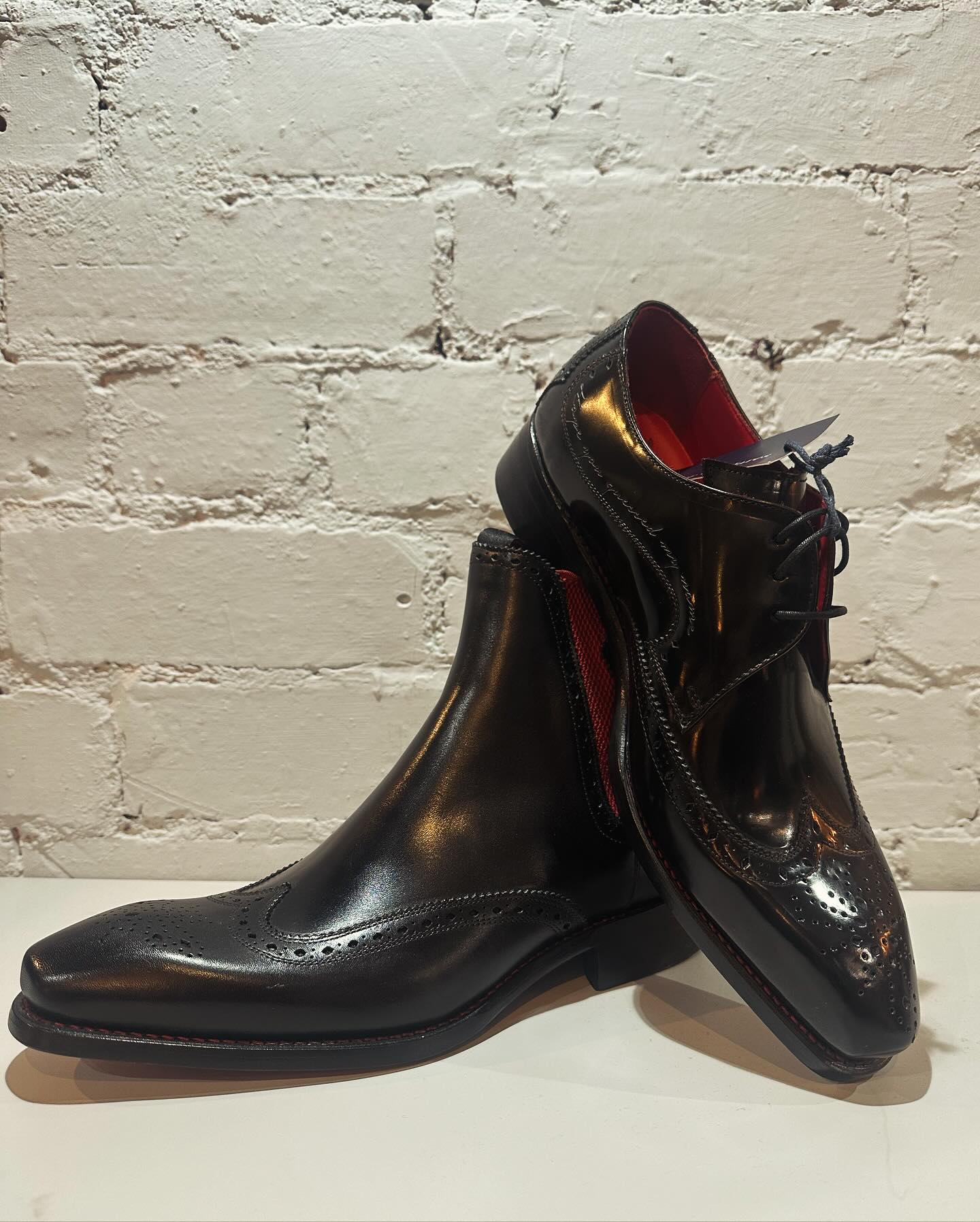 Back to black with @jefferywestuk at Turner & Hares. #shoplocal #cirencesterbusiness #costswolds #cirencester #turnerandhares