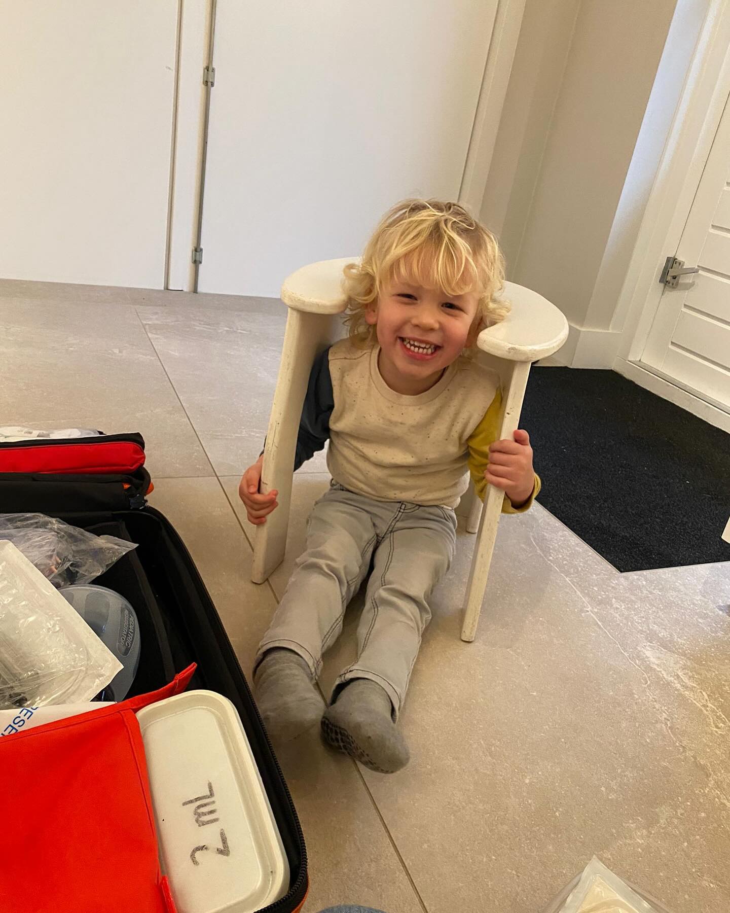 - “Mama, is dit jouw werk stoel?” -
Vraagt haar zoontje aan Heleen. Hij helpt regelmatig om alle spullen voor de dienst in de auto te leggen. De baarkruk is zijn favoriet😉