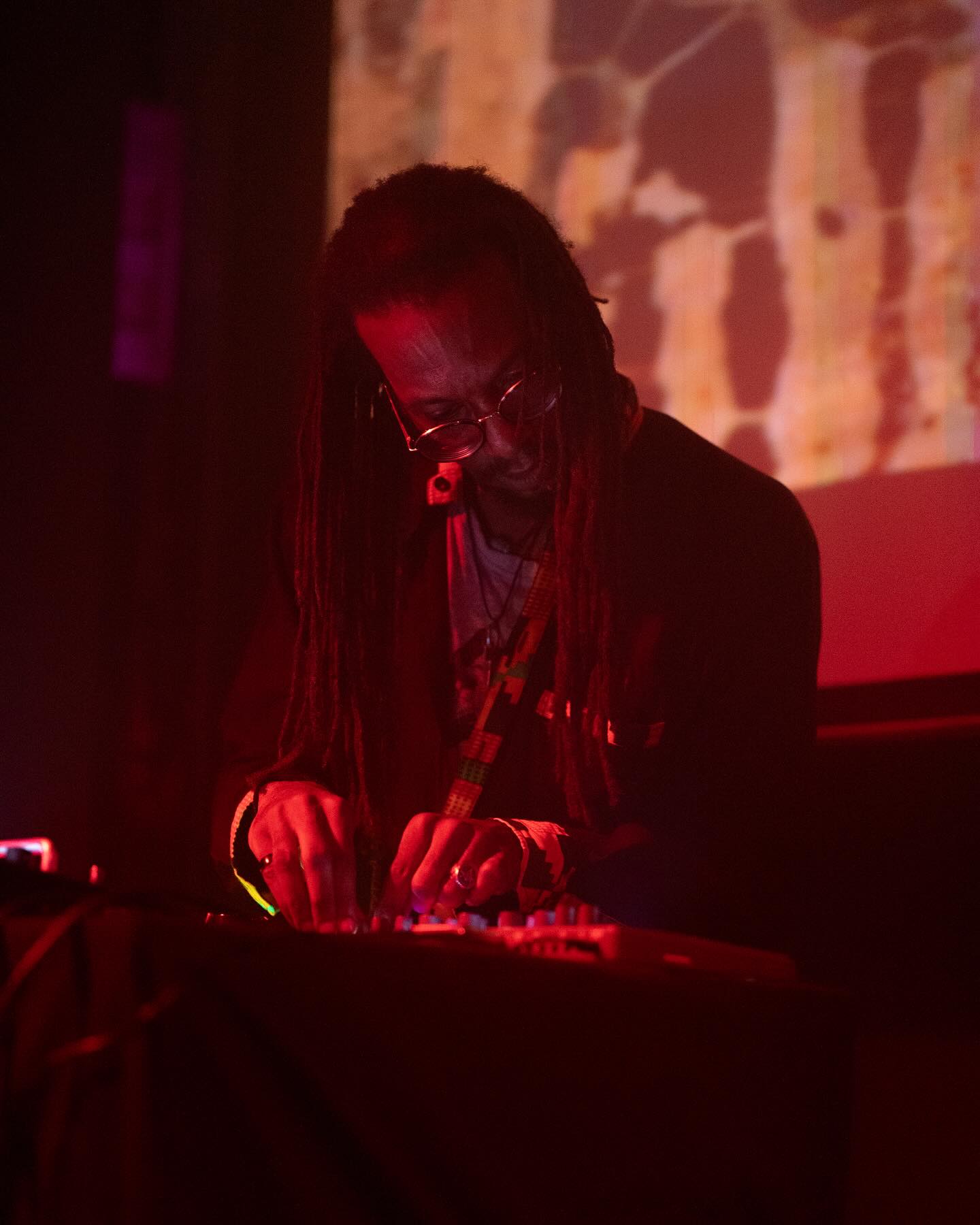 Photos from Soydivision’s 2023 #soyandsynth part 2 at @acudmachtneu
Audiovisual performance pictured:
@klaasvonkarlos & @lamujerparecidaami
🌶️ Organized by: @soydivision.berlin @mnshift @l___kw @decolonoize_berlin and @mixtapemenage
Funding and support by: @musicboardberlin