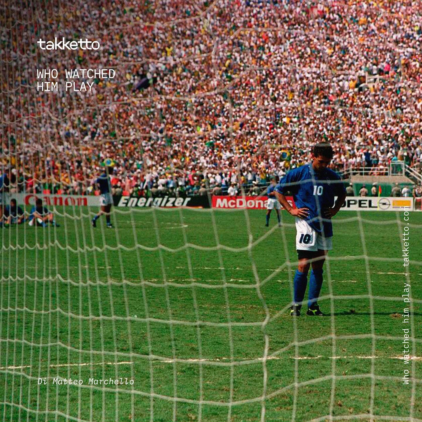 Raccontare Roberto Baggio è sempre un’operazione molto complessa. A dispetto del suo enorme talento, infatti, l’immagine a cui il divin codino è più legato è quella di un evento negativo, un episodio che ha macchiato la la sua carriera ed è rimasto nella memoria collettiva sportiva italiana, suo malgrado: il rigore sbagliato nella finale dei mondiali del 1994, negli Stati Uniti.
Le immagini di Roberto che si inginocchia mettendosi le mani in faccia nell’assolata area di rigore di Pasadena mentre tante maglie verdeoro corrono verso Taffarel e lo abbracciano è, infatti, iconica e rappresenta alla perfezione il movimento calcistico mondiale degli anni ‘90.
In quel momento la figura di Roberto Baggio, che già era nella storia del calcio e di quel mondiale per le sue prodezze nelle partite precedenti, si è cristallizzata e così è rimasta immutabile nel tempo. Poco importa che quel rigore non fu decisivo; qualora lo avesse segnato, infatti, il Brasile avrebbe potuto agilmente vincere la coppa al rigore successivo, il suo quinto e ultimo dell’intera serie, che non fu calciato perché l’errore di Baggio l’aveva appunto reso irrilevante.
Quel terribile epilogo ha avuto anche la forza di oscurare la doppietta contro la Nigeria agli ottavi, il gol decisivo alla Spagna nei quarti e una nuova doppietta alla Bulgaria in semifinale; questi capolavori vengono sempre messi, ingiustamente, in secondo piano rispetto a quel rigore in qualsiasi narrazione relativa alla sua performance a Usa ‘94.
Un vero peccato per un calciatore in grado di fare cose che gli altri - compagni, avversari e spettatori - a fatica avrebbero potuto pensare. Alla fine forse rimane proprio qui la chiave per capire - e amare - Roby Baggio: si deve lasciare perdere statistiche e bacheche dei trofei e concentrarsi soltanto sulle emozioni che il numero 10 era in grado di suscitare in chi lo vedeva giocare.
Di Matteo Marchello @brigatacavallino
#robertobaggio #usa94 #footballhistory #art #footballart #takketto_