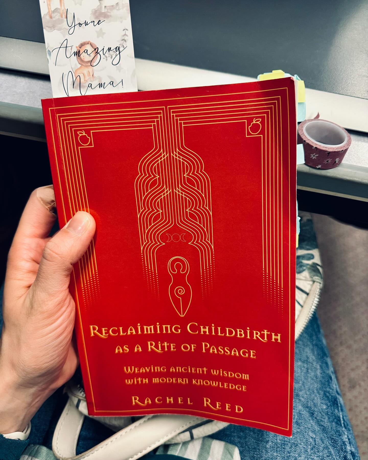 Feeling so proud to be in this world and able to experience the work of women as inspiring as @dr.rachel.reed. Such a beautiful and inspiring book to read which really resonated with me, in my own rite of passage as a woman and now a mother, and as a Midwife on my daily practice.
I’ve never felt so excited to read a book before, and was always looking forward to read more. I have now finished it! I definitely will come back to it again though 😂
This book made me reflect a lot in my practice (our practice) in the modern days and how important it is to still preserve and bring back our ancestors knowledge and skills to midwifery again, emphasising the woman in the centre of care 💪🏻
I vividly recommend it to all mothers to be/mothers and healthcare professionals working in this field or everyone interested in this matter. Such a contribute to midwifery! 🌸
🇵🇹Fico muito feliz e orgulhosa por poder experienciar o trabalho de mulheres tão inspiradoras como a @dr.rachel.reed. Que livro tão bonito e inspirador em que me identifiquei na minha própria história como mulher e mãe, assim como Enf.Parteira no meu dia-a-dia.
Nunca me senti tão entusiasmada em querer ler mais. Acabei de o ler agora, mas vou vou voltar a relê-lo 😂
Este livro fez-me refletir bastante na minha prática como Enf.Parteira (nossa prática) no mundo atual e o quão importante é preservar e trazer de volta à profissão o conhecimento e mestrias dos nossos antepassados, dão-do o foco à mulher como centro do seu cuidado 💪🏻.
Recomendo vivamente lerem este livro, mulheres/grávidas/profissionais de saúde na área ou a ti que tenhas interesse a ler sobre estes assuntos. Que contributo na área da saúde materna e obstétrica! 🌸 #midwifery #empoweredbirth #empoweredwomen #maternidade #parteira #midwiferyresearch