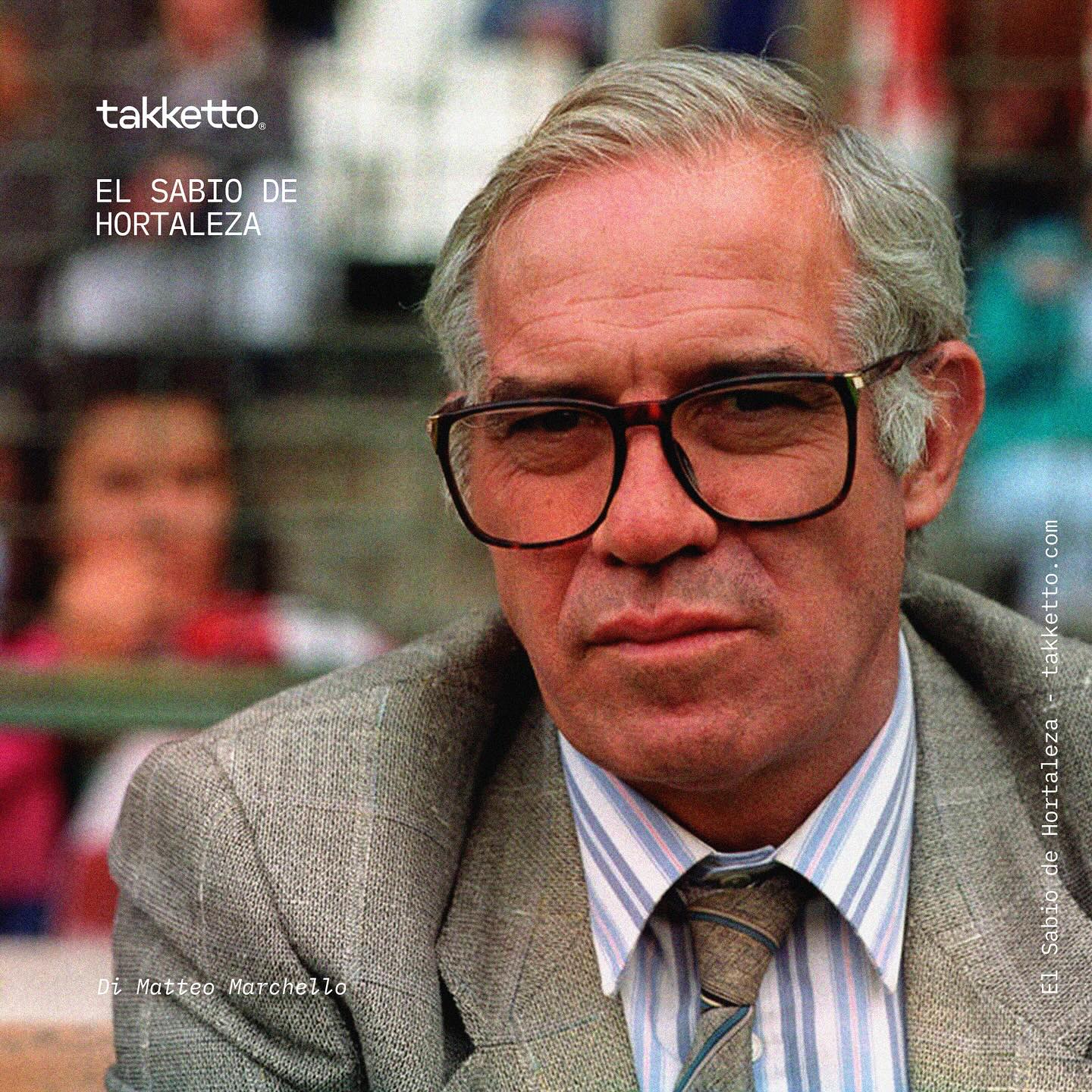 La carrera de Luis Aragonés, fallecido el 1 de febrero hace 10 años, estuvo inextricablemente ligada a dos equipos, el Atlético de Madrid y la selección española, donde desempeñó un papel crucial tanto como jugador como entrenador.
Su experiencia de una década como líder en el centro del campo del Atlético de Madrid concluyó después de la final de la Copa de Campeones contra el Bayern de Múnich. Fue él quien puso a los colchoneros en ventaja, anotando en tiempo extra; sin embargo, ese gol no sirvió de nada, ya que los bávaros igualaron de inmediato. Para determinar al ganador del trofeo, se deberían haber utilizado los penales, pero en la temporada 1973/74 esta posibilidad aún no estaba contemplada en las reglas del fútbol, por lo que se optó por repetir el partido. La revancha fue unidireccional, el Bayern se impuso 4-0 y Aragonés se retiró del fútbol sin haber conquistado trofeos continentales, aunque sí varios campeonatos españoles y Copas del Rey.
Una vez colgadas las botas, comenzó su carrera como entrenador. La transición fue completamente fluida; su primera banca fue la del equipo del cual se había convertido en emblema como jugador, y el primer trofeo ganado estuvo directamente relacionado con la derrota en su último partido como jugador. El Bayern de Múnich renunció a jugar la Copa Intercontinental, cediendo el derecho al equipo que había perdido la final, ahora dirigido por Aragonés. La aventura comenzó de la mejor manera, ya que el Atlético logró imponerse al Independiente. Para Luis Aragonés, fue el primero de muchos éxitos desde el banquillo.
Por Matteo Marchello @brigatacavallino
#elsabiodehortaleza #luisaragones #footballhistory #art #footballart #takketto_