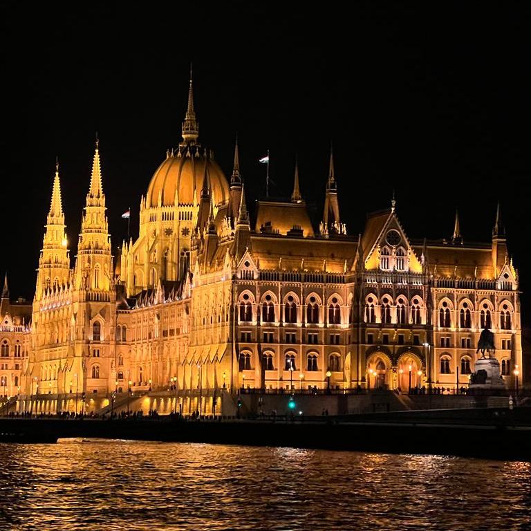 Salva questo post se hai intenzione di visitare Budapest! 📌
Budapest, la gemma nascosta dell'Europa orientale, ti attende con un'esperienza unica! Se stai pianificando la tua visita e desideri scoprire la città da una prospettiva diversa, allora una breve crociera sul Danubio potrebbe essere esattamente ciò che cerchi! 🚢
Questa soluzione offre un modo rapido e coinvolgente per ammirare le bellezze lungo le rive del fiume, con diverse possibilità tra cui scegliere:
▪️Crociere per una notte
▪️Crociere di un'ora per ammirare le bellezze lungo le rive del Danubio
▪️Crociere serali per un'esperienza romantica o enogastronomica.
Scopri i monumenti più iconici di Budapest da una prospettiva unica, cattura scatti mozzafiato dei suoi ponti e paesaggi, e lasciati avvolgere dalla magia del Danubio al tramonto o di sera 🌆
Se siete pronti per un'avventura sul Danubio, dirigetevi al molo 11, vicino al suggestivo Ponte Elisabetta sul lato di Pest! Qui potrete trovare il punto di partenza per le emozionanti crociere sul fiume con Silverline.
Non perdere l'opportunità di esplorare questa città incantata dall'acqua! E tu hai mai fatto una crociera sul Danubio ? ✨
#Budapest #CrocieraDanubio #ViaggiIndimenticabili #travelbloggerlife #travelbloggervibes #budapest #buda #pest #parlamentobudapest #budapestungheria #budapestcosavedere #castellodibuda #bastionedeipescatori #citadellabudapest #gellertbudapest #viewpointbudapest #budapesthungary #budapesttravel #budapestcity #instabudapest #ungheria #visithungary #visitbudapest #travelwithiaia