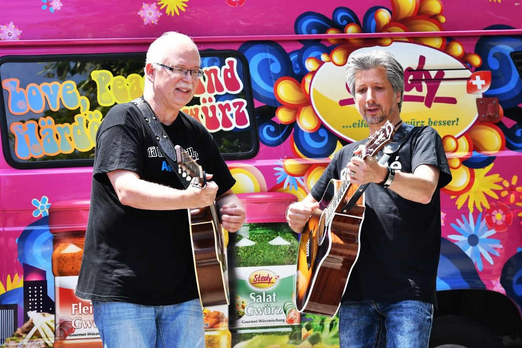 Schon 5 Jahre her…Schöne Erinnerung zum Musikvideo von… Wer weiss es noch? Aber heute, So., 3. März, steht @daebruedervomheinz alias @manfred.fries Red und Antwort bei mir im „Schlagertalk“ auf Tele Top zu seinen neuen Projekten - und überrascht mich dabei massiv. Womit? Einschalten! 18.15 Uhr, stdl. wiederholt. @diistop_ #rogerdewin