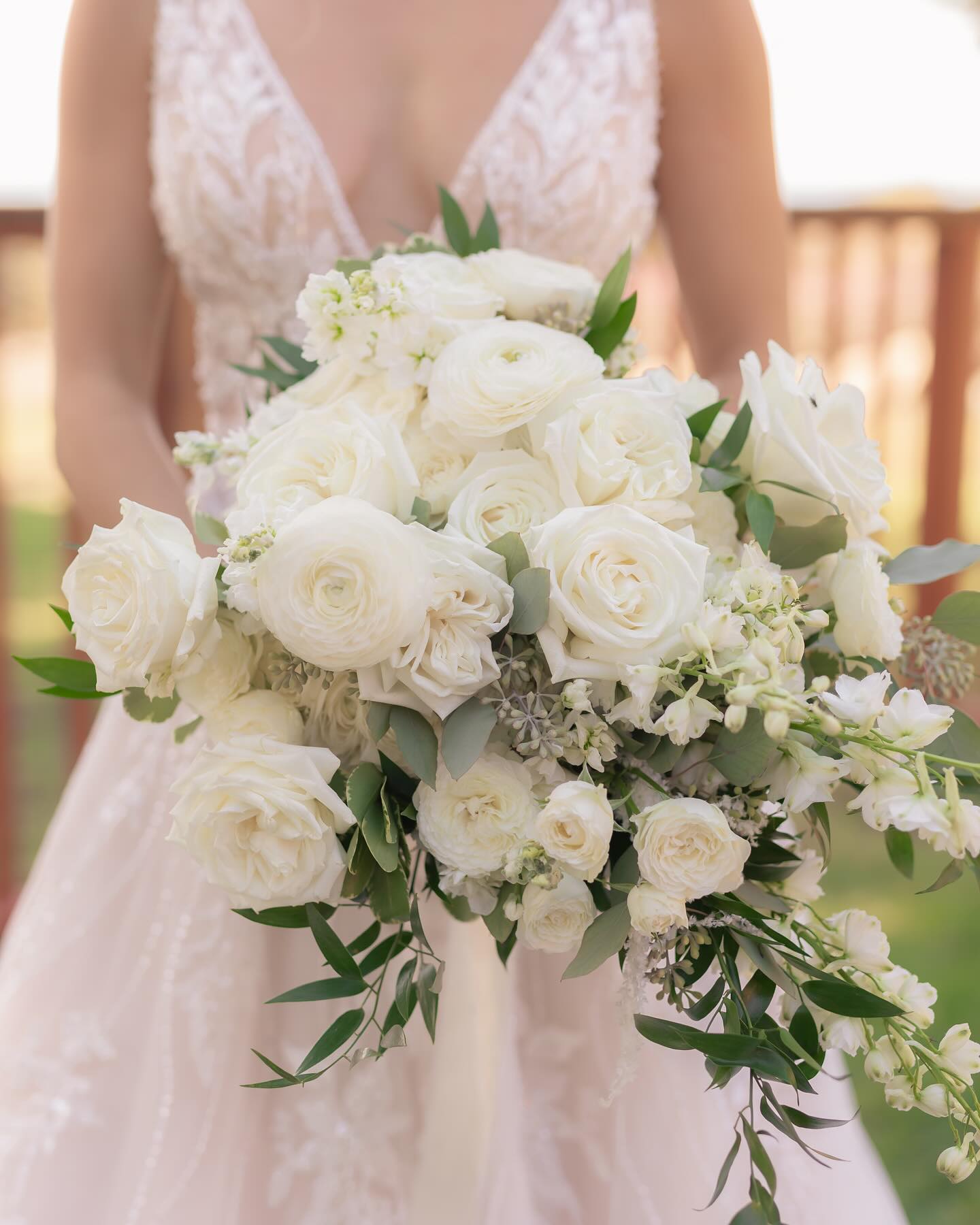 There's just something special about a timeless all white fluffy bridal bouquet. @dylankylephotography @raggedpointinn
#bridalbouquet #ranunculusflower #playablancaroses #whiteweddingflowers #timelesswedding #whitebridalbouquet #californiawedding #californiaweddingflowers #beachwedding #bigsurwedding #centralcoastwedding #luxuryweddingflorist #bride #gardenrose