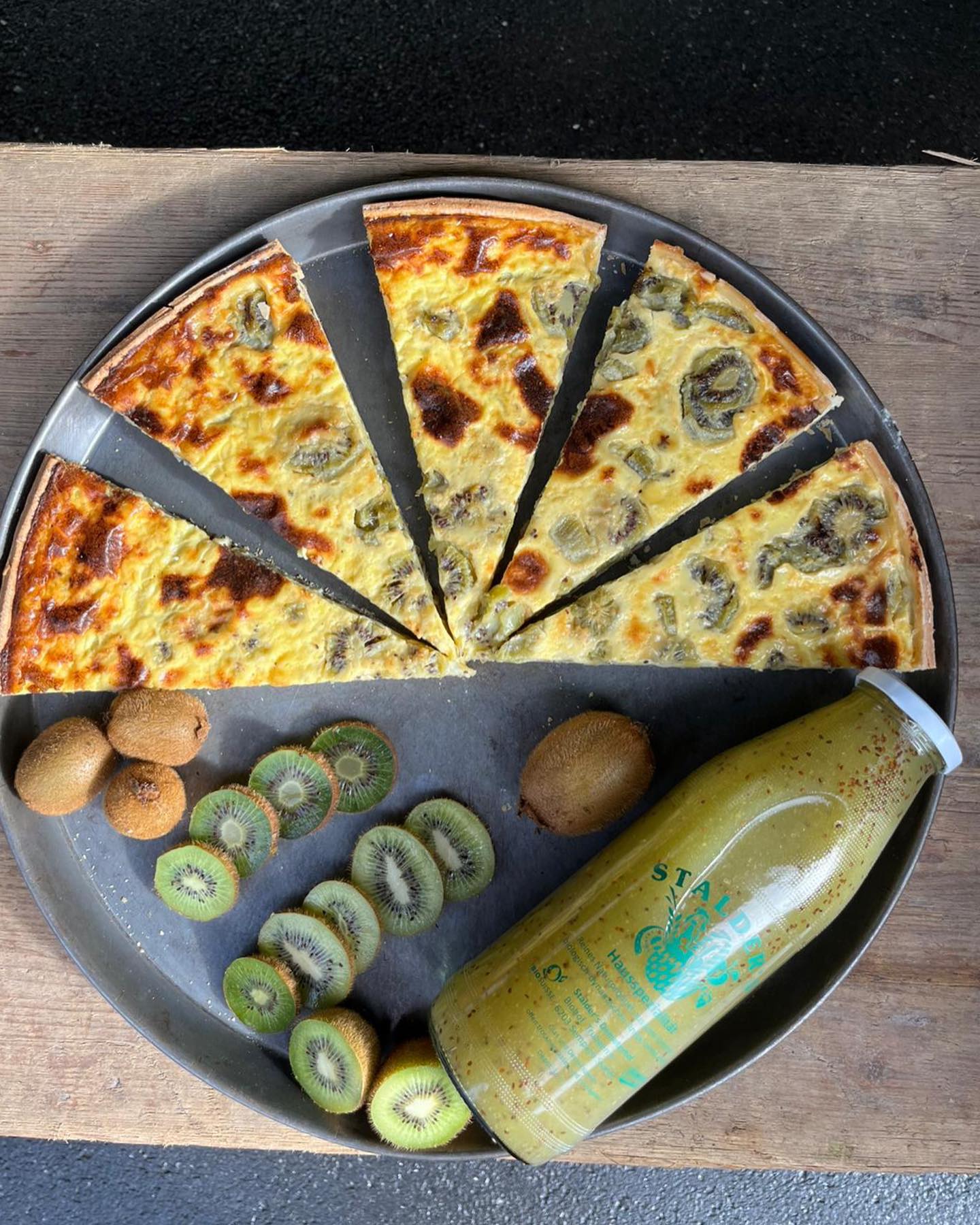 Kiwi-Wähe, Kiwi-Saft oder Kiwi ganz einfach ein Kiwi Schnitz?🥝
Schon seit 30 Jahren bauen wir auf unserem Hof eigene Kiwis an, verkaufen sie frisch oder machen verschiedene Produkte daraus. Denn Kiwis sind besonders in der Winterzeit wahre Muntermacher, mit vielen Vitaminen und Spurenelementen darin. Und diese frisch vom Hof aus der Region, was gibts noch Besseres?😋
.
.
#kiwi #demeter #vomhof #regional #lokal #nachhaltig #gesund