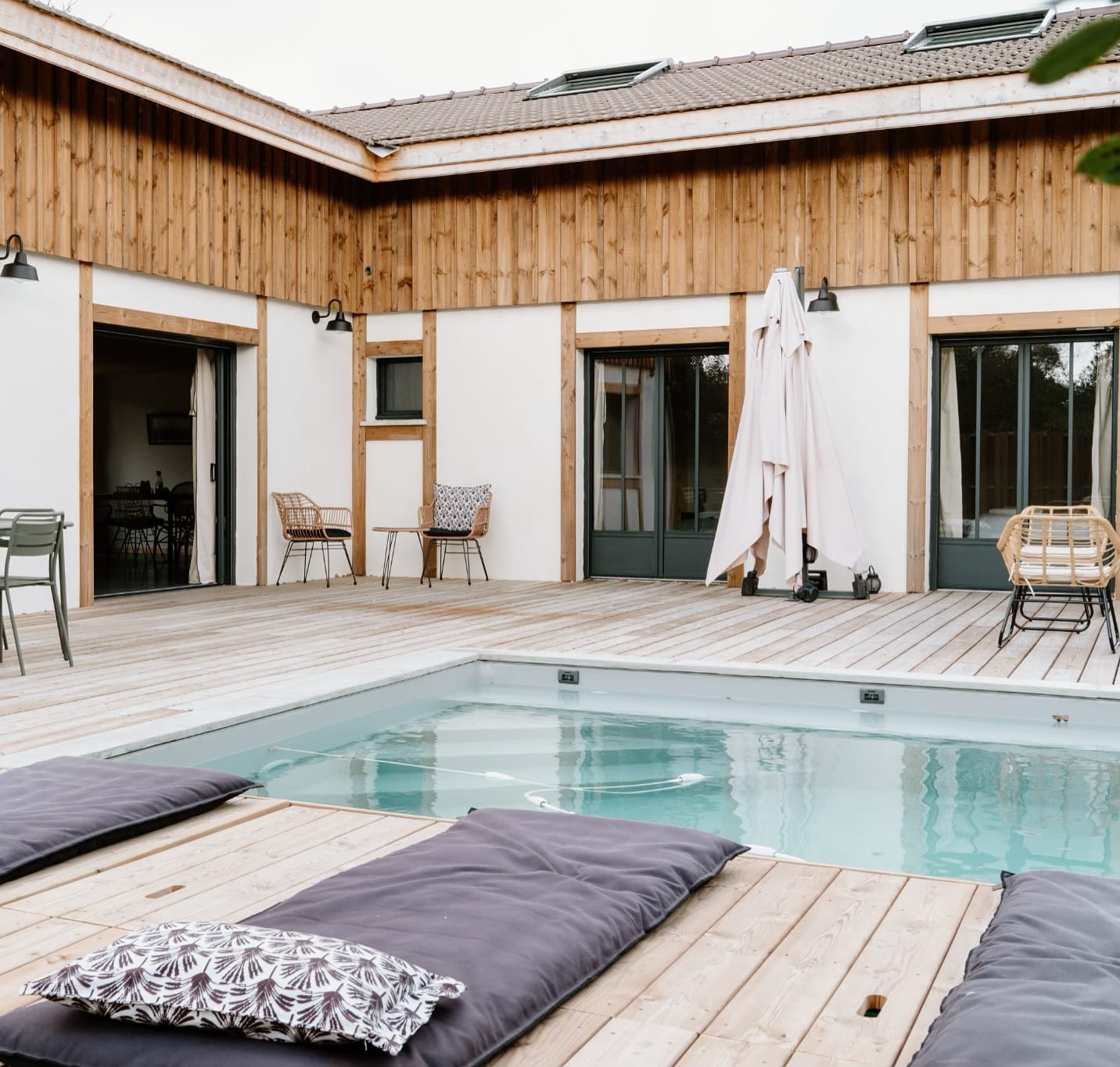 🏊♂️ Plongez dans le confort absolu de la villa La Grange ! 🌿
Notre piscine privée est l’endroit idéal pour des vacances relaxantes en famille ou entre amis. Des instants de bonheur partagé et des souvenirs mémorables vous attendent au bord de notre oasis chaleureuse.
⛱️ Après une journée ensoleillée à visiter le Cap-Ferret et ses alentours, vous serez ravis de faire un petit plongeon ou de vous baigner.
Venez vivre l’expérience La Grange et laissez-vous bercer par le charme de notre villa. ☀️
#vacances #capferret #vacancesaucapferret #quoifaireabordeaux #vacancesaucapferret #maisonvacances #villaatypique #maisonluxe #vacancesluxe #villadereve