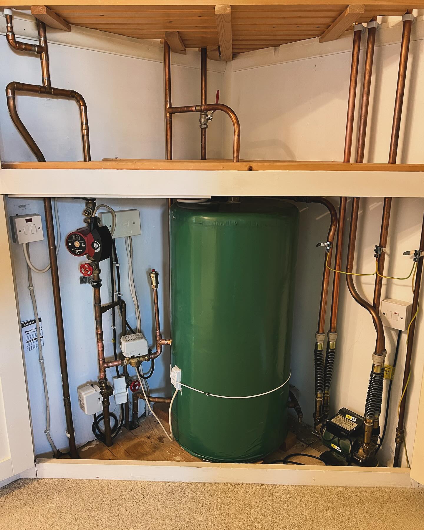 Out with the old, in with the new. Replacement hot water cylinder required as the coil inside the old cylinder has sprung a leak, which meant to heating header tank was filling up with water and overflowing. #plumbing #plumbinglife #stembridge #bognorregis