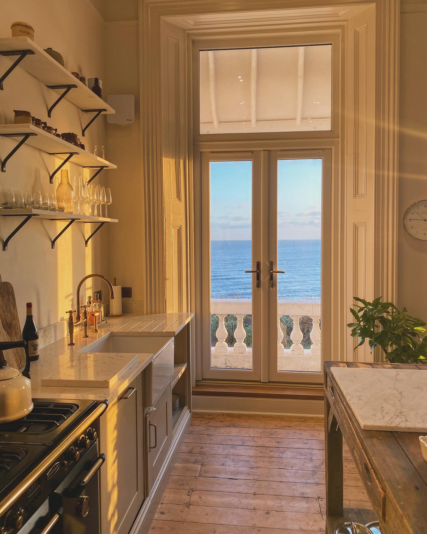 Golden hour in this kitchen, does it get much better? 😍
Loving all hours in this new property we’ve finished on the Marina. Available to book on Airbnb, come check it out!