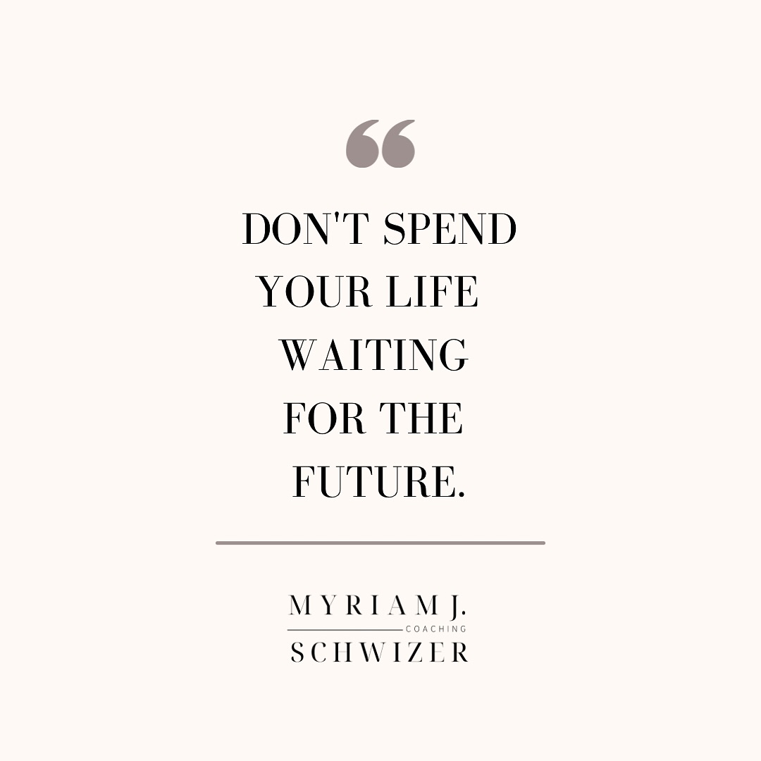 Im Alltag hat uns die Routine und der Autopilot allzu oft fest im Griff. Dabei verschieben wir das wahre Leben auf das Wochenende, die Ferien oder gar die Pension.
Während wir so auf die Zukunft warten - uns vielleicht danach sehnen , passiert etwas:
Dein Leben - es zieht still und klangheimlich an dir vorbei, ohne dass du es bemerkt hast…
Lebe jetzt • Lebe heute.