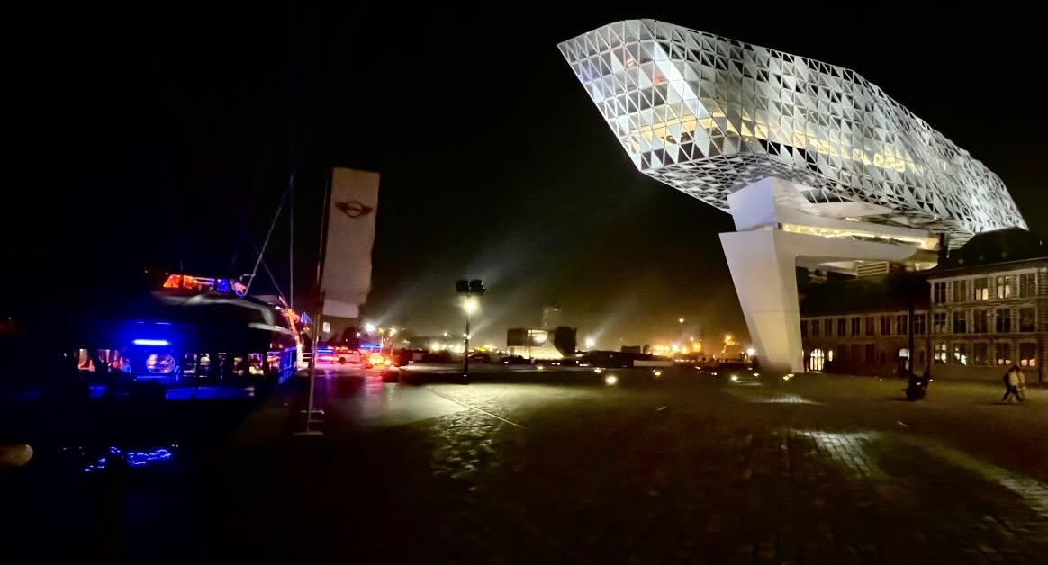 Welcome to Antwerp, @mini_belux! I went to check out the new #minicooper #jcw & all new #countryman. I liked them ☺️ #mini #fullelectric #antwerp #belgium🇧🇪 #havenhuis #city #night #winter #event