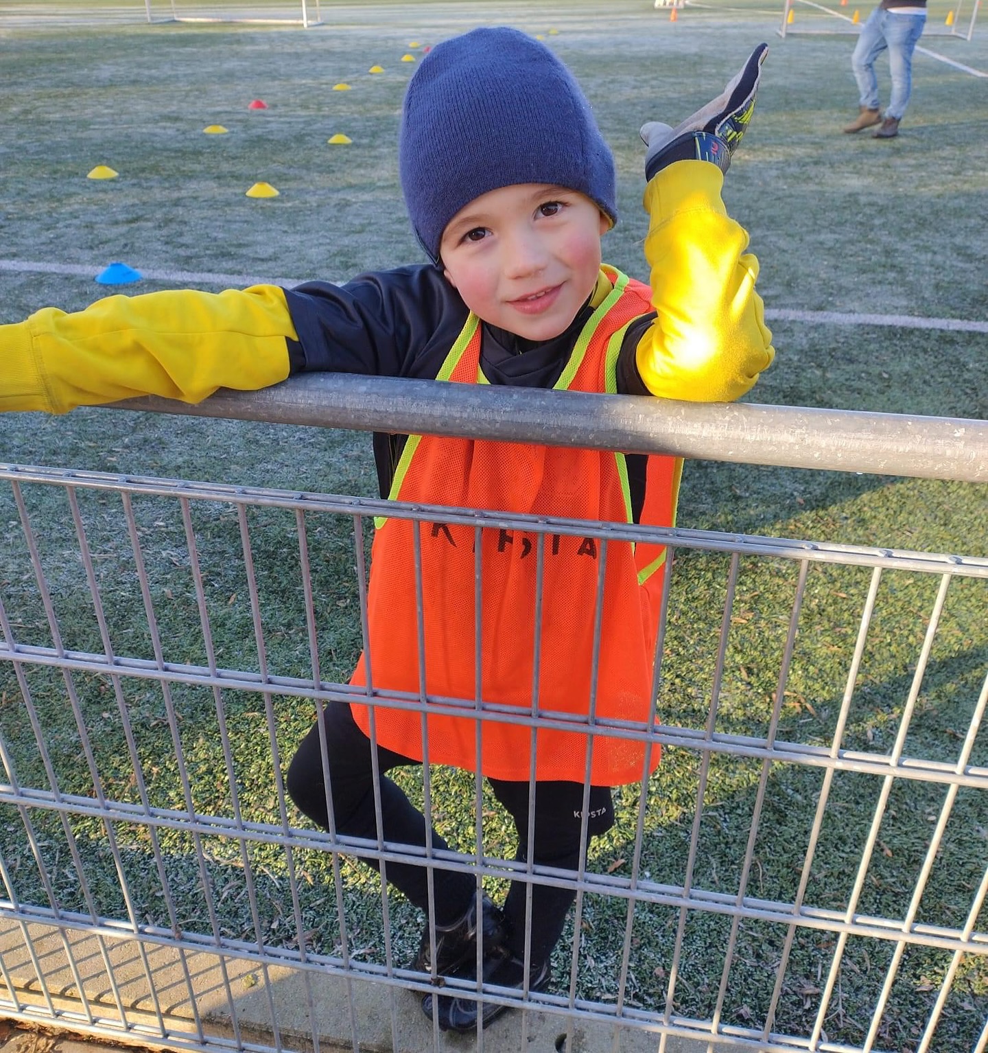 Welkom bij KSK Ekeren Donk!
De club uit het Antwerpse waar we naast ons IP label ook waarde hechten aan het familiale karakter van onze club. We schrijven daar een uniek verhaal in, we beseffen dat het niet altijd makkelijk is om dit hand in hand te laten gaan. Echter is dat onze oorsprong en dus ook een kernwaarde binnen onze club.
Op onze club willen we een plaats creëren voor verschillende niveau’s, elkaar beter maken, ondersteunen waar mogelijk en niet enkel kritisch te benaderen maar in eerste plaats een positief klimaat ontwikkelen om alle spelers te stimuleren de beste versie van zichzelf te worden en zijn.
Werken vanuit verbinding, groeien vanuit positieve feedback en doelgerichte motivatie.
One team, One dream!
#kskekerendonk #voetbal #ipclub #familieclub #positiviteit #groei #investerenineigenjeugd #positiefklimaatcreatie
