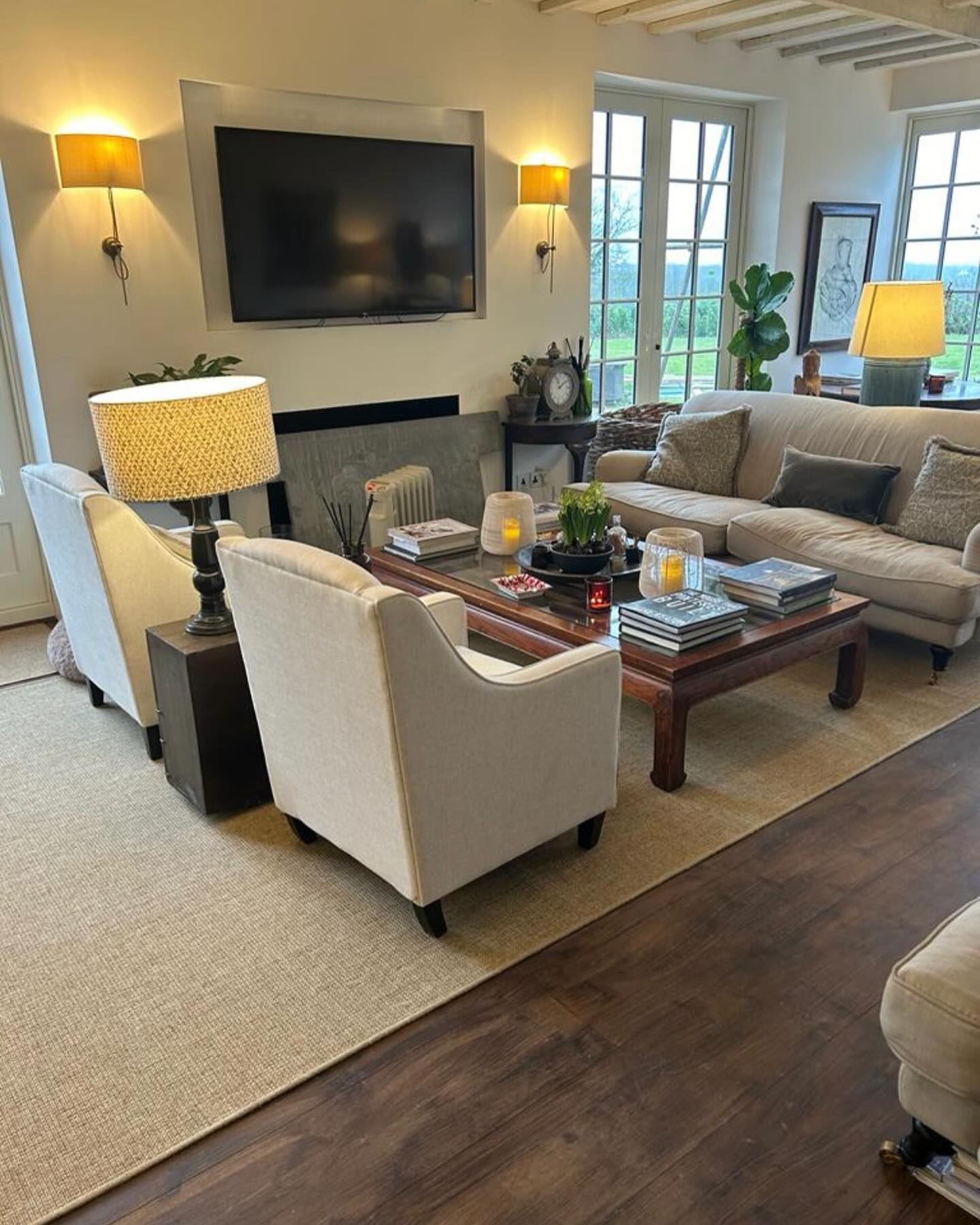 The Arboretum @oastandrye looking stunning with recently supplied 220mm wide natural unfinished oak engineered flooring and Alternative Weavers faux sisal carpet, cut to size and whipped to make a bespoke, practical, washable rug. Not only does @oastandrye look great, it always smells amazing too.