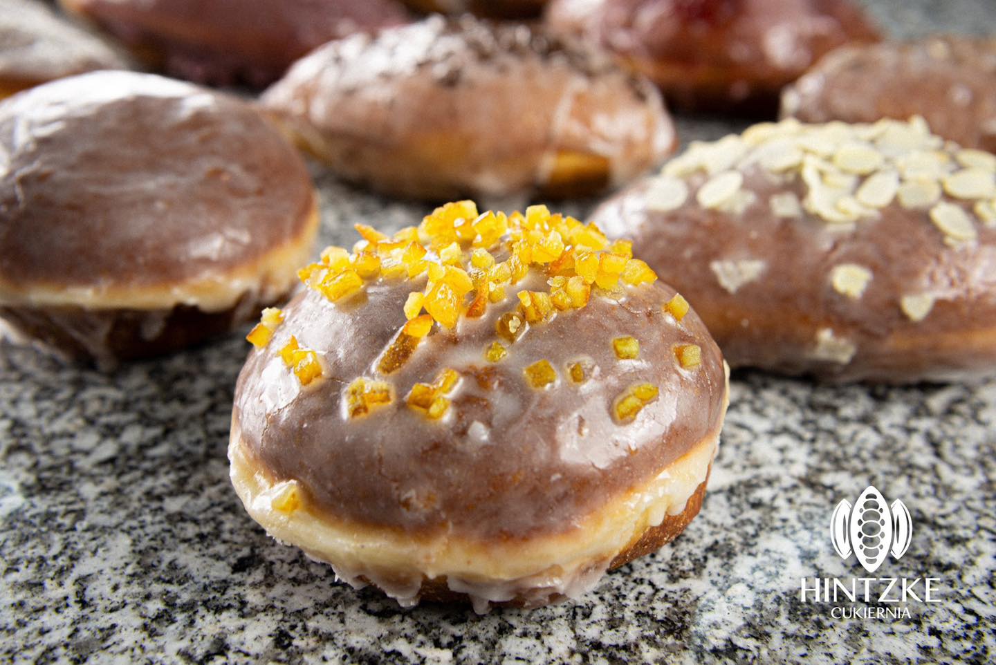 ‼️ 19 lutego 1998 roku po raz pierwszy przygotowaliśmy dla Was pączki na TŁUSTY CZWARTEK. 😊🍩 Od tamtej chwili minęło już prawie 26 lat. Przez ten czas wiele się u nas zmieniło, ale niektóre rzeczy pozostają u nas niezmienne. Cały czas przygotowujemy dla Was najwyższej jakości pączki według tej samej receptury... bez polepszaczy, na prawdziwych jajkach, mleku pełnotłustym i smażymy je tradycyjnie na smalcu.
Rozpoczynamy najtłustszy tydzień w roku! Wszystkich smakoszy tradycyjnych pączków zapraszamy do naszych cukierni w #władysławowo #puck #reda #jastarnia nie tylko w TŁUSTY CZWARTEK! 😁😁