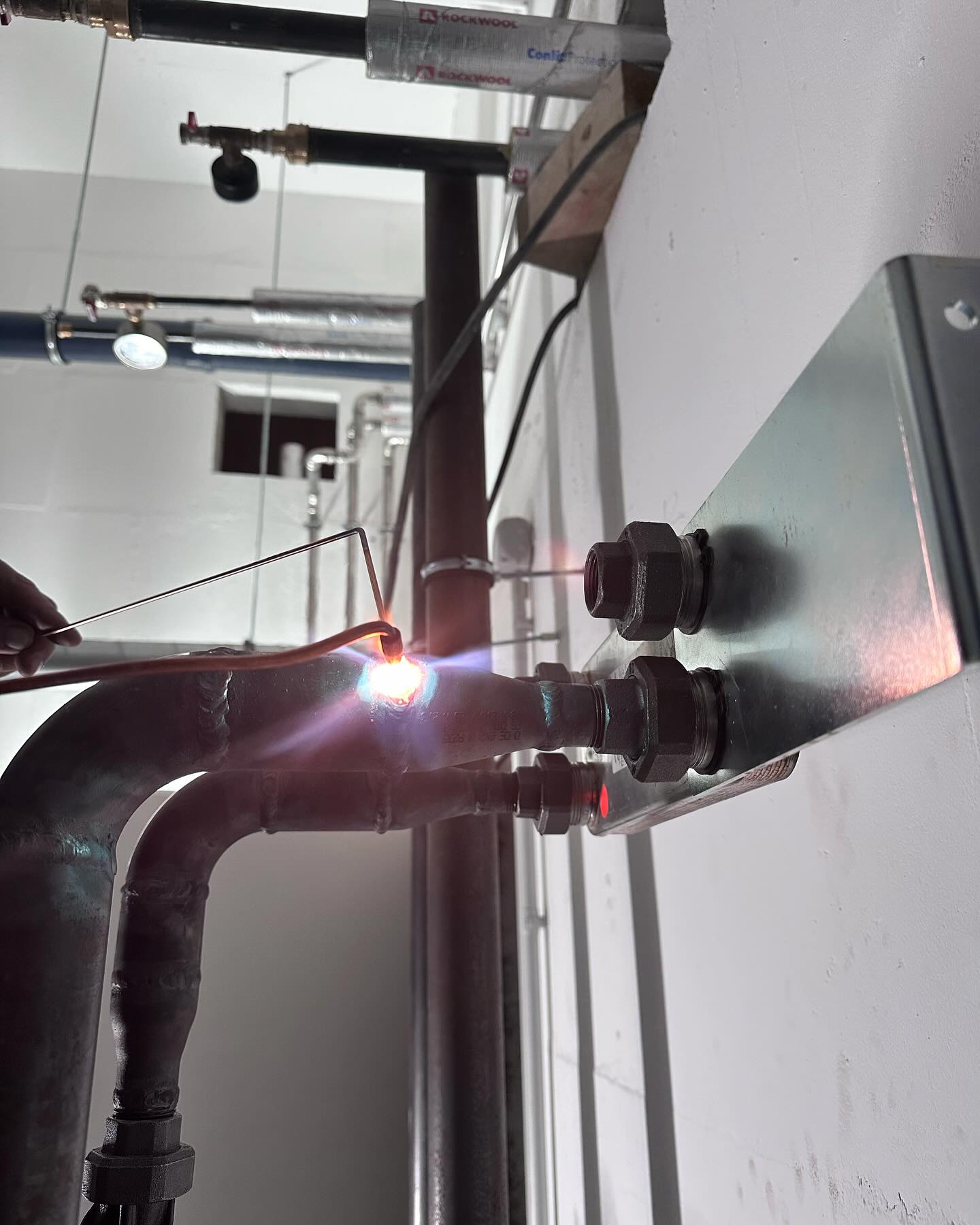 Aktuell arbeiten 2 Monteure an einer größeren Heizungsinstallation. Diese wird eigenhändig aus Schwarzrohr gebaut sowie verschweißt.
Wir sind stolz auf so eine tolle Arbeitsleistung 💪🏻!
Werde jetzt Teil unseres Team‘s! 👩🔧👨🔧
Rufe einfach an 📞04194/1507
#shk #heizungsbauerausleidenschaft #schweißen