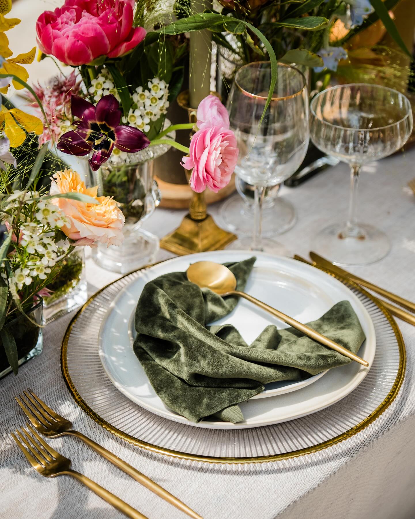 🇺🇸Table decors are a testament to the artistry of a wedding planner and designer’s vision of your event!
It’s a creative process that embraces your uniqueness as a couple for this extraordinary day and creates memories that will last a lifetime. Working hand in hand with floral designers, we elevate your wedding to new heights with creative decor that exudes inspiration at every turn!
~~
🇫🇷 Les décors de table témoignent du talent artistique et de la vision du wedding planner de votre événement !
C’est un processus créatif qui embrasse votre singularité en tant que couple pour cette journée extraordinaire et crée des souvenirs qui dureront toute une vie. Travaillant main dans la main avec des designers floraux, nous élevons votre mariage vers de nouveaux sommets avec un décor créatif qui cherche à inspirer à chaque instant !
Planner & Designer @enamoredandmotion
Photography @alexandersmithstories
Videography @echo_photography_film
Stationary @polkadotpapershop
Floral design @lovebelovedstudios
Tableware rentals @lovebelovedrentals
Venue @shepstone_gardens
#WeddingInspiration #RegalDesigns #weddingdecors #TableSettingGoals #CreativeWeddingDecor #AbundantBlooms #PureBliss #destinationwedding #weddingplanner #weddingdesigner #franceweddingplanner #luxurywedding #southafricaweddings #bridestobe #brides2024 #brides2025