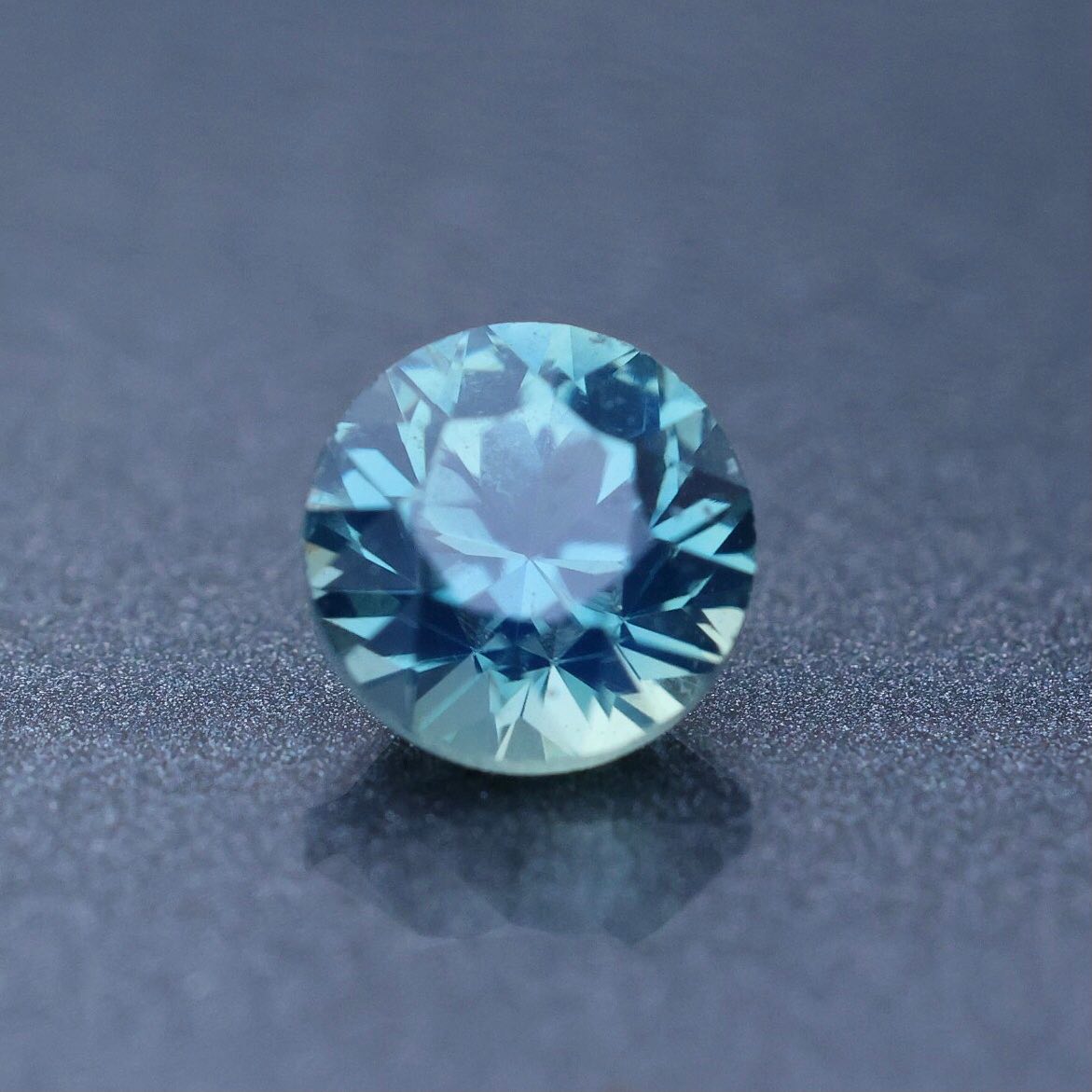 Un classique .. rond brillant ✨
Saphir d’Auvergne (France), taille rond brillant 0.52ct
Disponible sur la boutique en ligne
(Prix professionnels nous contacter)
Taille rond brillant 0.52ct
Diamètre : 4.38mm, hauteur : 3.39mm
Taille de précision. Naturel, non chauffé, non traité.
#saphir #saphirdefrance #saphirdauvergne #frenchsapphire #finegems #exceptionalgemstones #teal #tealsapphire #bluesapphire #naturalgemstone #ethicalgemstone #ethicallymined #naturalsapphire #unheatedsapphire #saphirnaturel #pierresethiques #joaillerieethique
#sapphire #gemme #cuttinggemstones #precisioncut #ethicaljewelry #highjewelry #jewelrydesign #statementjewelry #hautejoaillerie #saphirauvergne #jewelrydesigner #jewelryblogger #gemstonetraceability