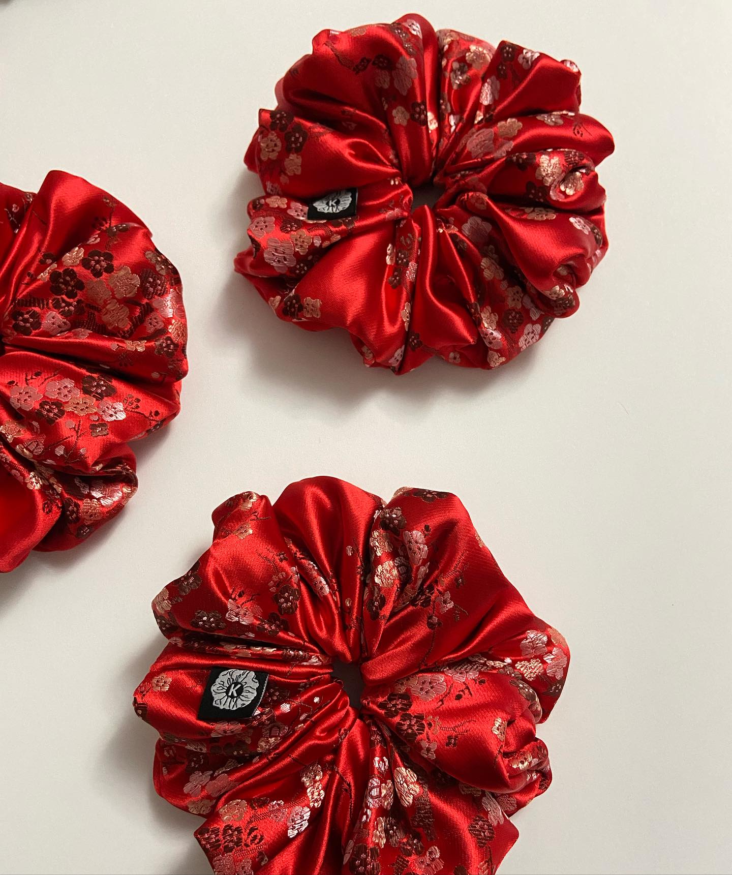 Indulge in Luxury: Limited Edition Rani Red Floral Scrunchies β₯οΈ
Celebrate love, whether it's for your significant other or yourself this Valentine's Day! π₯°
Rani, meaning 'Queen' in Punjabi, perfectly embodies the regal essence of our Floral collection. Luxuriously soft, fit for a queen. π
#Rani #ValentinesDayGift #LuxuryAccessories #Kaurtino #HairCare