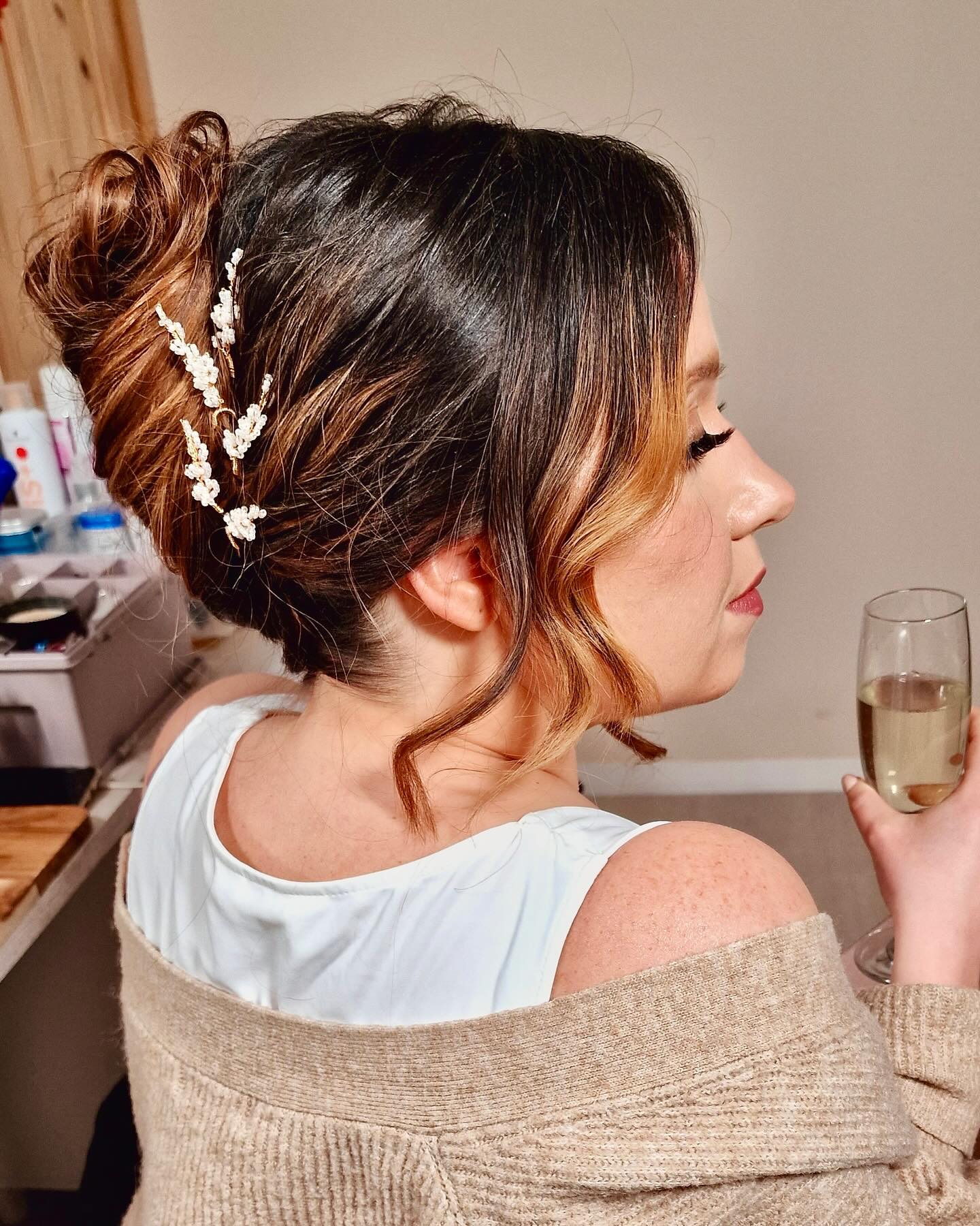 👰✨ Searching for your dreamy bridal hair and makeup look? Look no further! 💄💕 It’s my top priority to make your wedding morning prep absolutely flawless. I believe that your initial preview could already be the perfect match you’ve been envisioning! But here’s the catch – I want to hear all about your thoughts, likes, and dislikes, so we can tailor every detail to perfection during your preview session. 💬💄
Why settle for anything less than perfection on your special day? 🌟 I’m dedicated to bringing your bridal hair and makeup vision to life, and your feedback is key to achieving that stunning, one-of-a-kind look you’ve been dreaming of. ✨💕
So don’t hesitate to share your ideas and preferences – whether it’s a classic updo, a glamorous red lip, or a subtle, natural glow – we’re here to make it happen! 💋✨ Book your preview session today and let’s create magic together! 💖 #BridalBeauty #DreamyHairAndMakeup #WeddingPrep #BridalGlam #BookNow #londonhairstylist #londonmakeupartist #londonwedding #londonbride