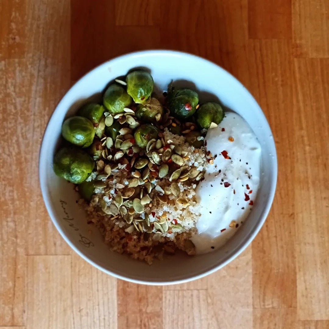 🇫🇷 Salade Madame (quinoa, choux de bruxelles, tomates confites sa sauce crémeuse)
J'aime cette salade d'hiver chargée en nutriments, qu'on peut manger tiède ou froide selon son envie et surtout préparer à l'avance pour les journées chargées.
💪 Les bénéfices
Les choux de bruxelles sont riches en vitamine C, antioxydants, fibres, vitamine K et surtout Indole-3-carbinol. L'indole-3-carbinol (I3C) est libéré lorsque les choux sont hachés et mâchés. Il est ensuite converti dans l'estomac en plusieurs composés différents, dont le diindolylméthane (DIM), qui a fait l'objet de nombreuses recherches. 🥦 Le DIM est associé à une meilleure détoxification, ainsi qu'à des propriétés anticancéreuses, antioxydantes et équilibrantes en œstrogènes. C'est donc une très bonne option pour supporter votre santé mesdames ! 🫶
Le quinoa est sans gluten et regorge de protéines, zinc, fibres, folate et antioxydants. Rapide à préparer et à incorporer aux plats salés ou même sucrés.
🌱 Ingrédients
1 verre de quinoa cru, rincé dans une passoire à mailles fines
2 verres de choux de Bruxelles non cuits
10 tomates séchées (conservées dans l'huile) égouttées
Pour la sauce :
2 cuillères à soupe de yaourt grec ou de yaourt à la noix de coco
1 cuillère à café de tahin
1 pincée de sel marin
1 pincée de poivre frais moulu
1 pincée de piment en poudre ou en flocons
un peu de jus de citron
1 cuillère à soupe de graines de citrouille
🧑🍳 Pour la recette complète, rendez-vous sur ma page Facebook😉
🇬🇧 Salad "Madame" (Quinoa salad, Brussels sprouts, sun dried tomatoes with creamy sauce)
I like this winter salad packed with nutrients that you can eat warm or cold and above all prepare in advance for busy days.
💪 Health benefits
Indole-3-carbinol (I3C) is a chemical found in brassica vegetables (e.g. :brussels sprouts). I3C has been identified by scientists as liver supporting, anti-cancer, antioxidant, and oestrogen-balancing. Hence a great option to support women's health ! 🫶
(For the full recipe go to my Facebook page🧑🍳)
#nutrition #frenchcuisine #soup #healthylifestyle #healthy
#santé #nutritionfacts #cuisinefacileetrapide
#glutenfree #sansgluten