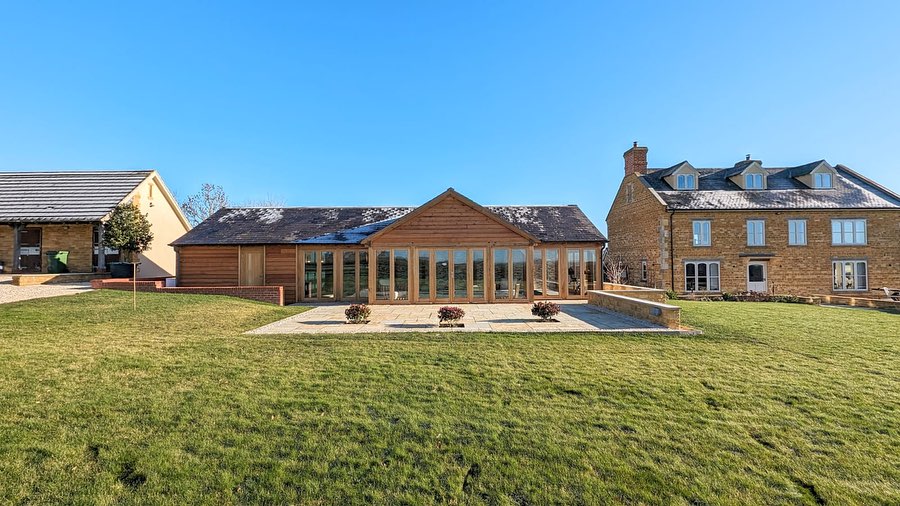 A look back at a recently completed project for an Oak-framed pool house in the beautiful hills of Warwickshire 🌳🪵
#house #pool #construction