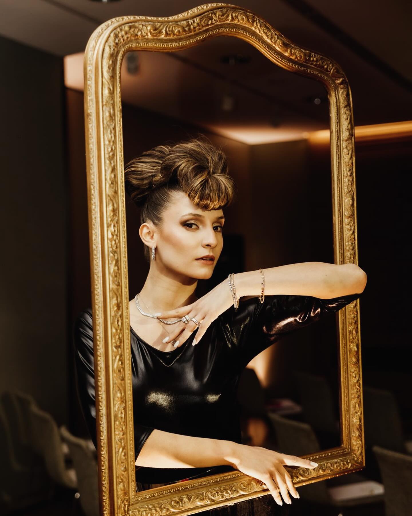 Creare Gioielli è arte.
Ci siamo ispirate alla bellezza artistica del quadro più famoso di Veermer “la ragazza con l’orecchino di perla” per ideare l’evento Nazionale alla forza vendita di @mylovlygioielli
Mylovly presenta la Nuova Collezione 2024 attraverso dei “quadri viventi” - danzatrici di voguing danzano sulle note di Vogue di #madonna indossando le nuove collezioni di gioielli.
Grazie Alessandra e a Beatrice per la fiducia ❤️
#mylovlygioielli #typeloversevents #wecreateyoucelebrate
Photo @drecproduction