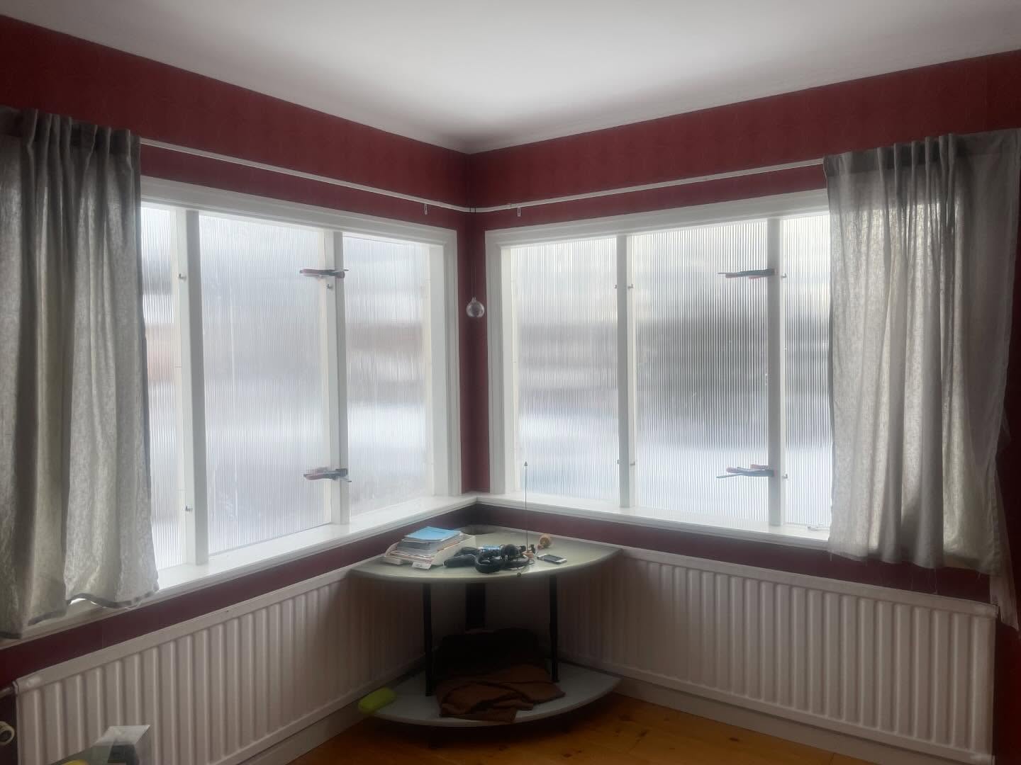 Idag har jag startat fönsterrenovering hos en kund i Östersund. Medans fönsterbågarna renoveras på verkstaden så täcks karmarna med kanalplast. Ljust, varmt och mycket trevligare än plywood/OSB.
#fönster #fönsterrenovering #östersund #jämtland #morinsfönsterhantverk