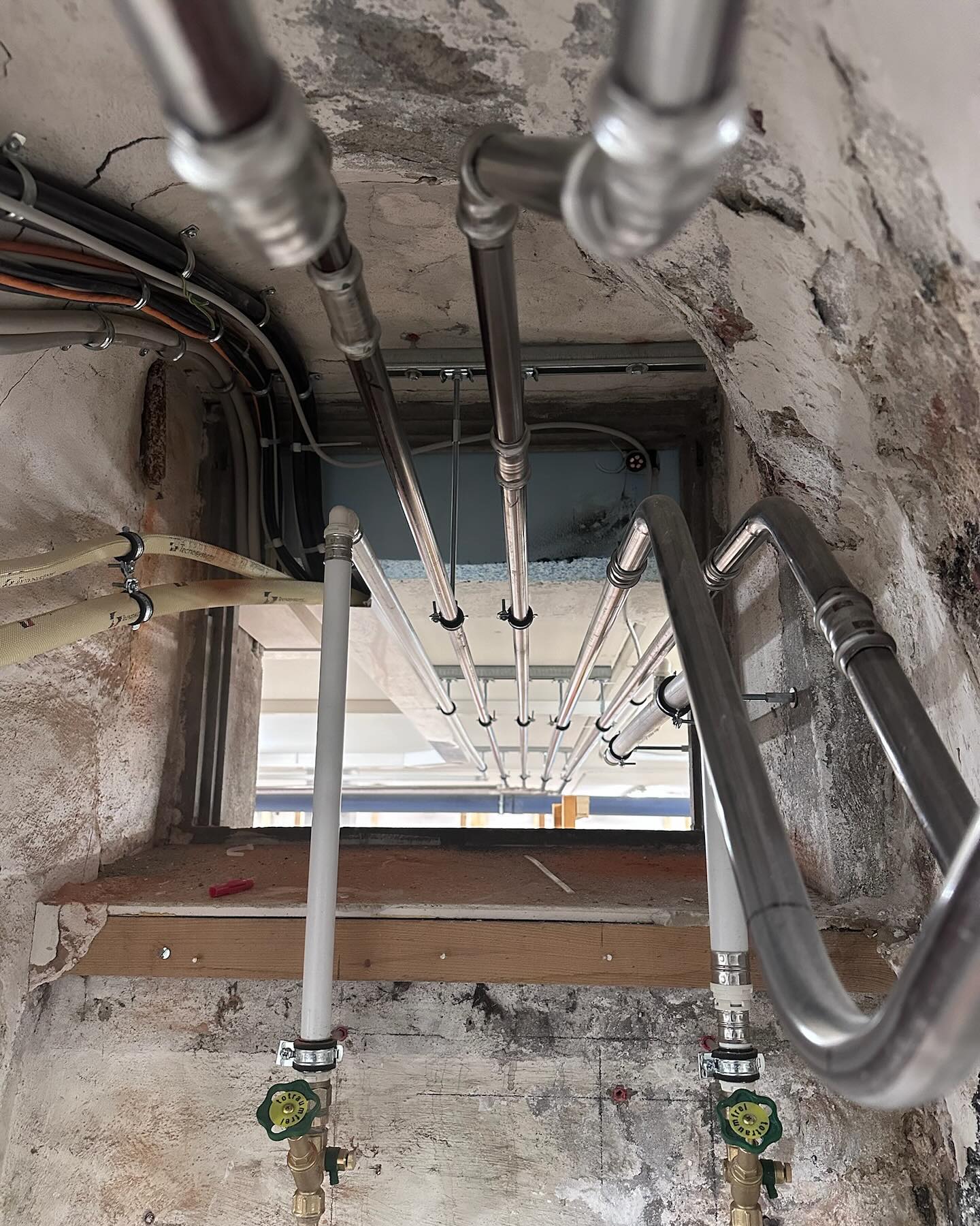 Einblick in den Bau einer Hybrid-Anlage (Kombination aus Gas & Wärmepumpe)👨🏼🔧
▪️Versorgungsleitungen in den Neubau
▪️Unser Azubi zeigt die Inneneinheit der Wärmepumpe
▪️sowie Transport der Außeneinheit
#shk #shkanlagenmechaniker #hybrit