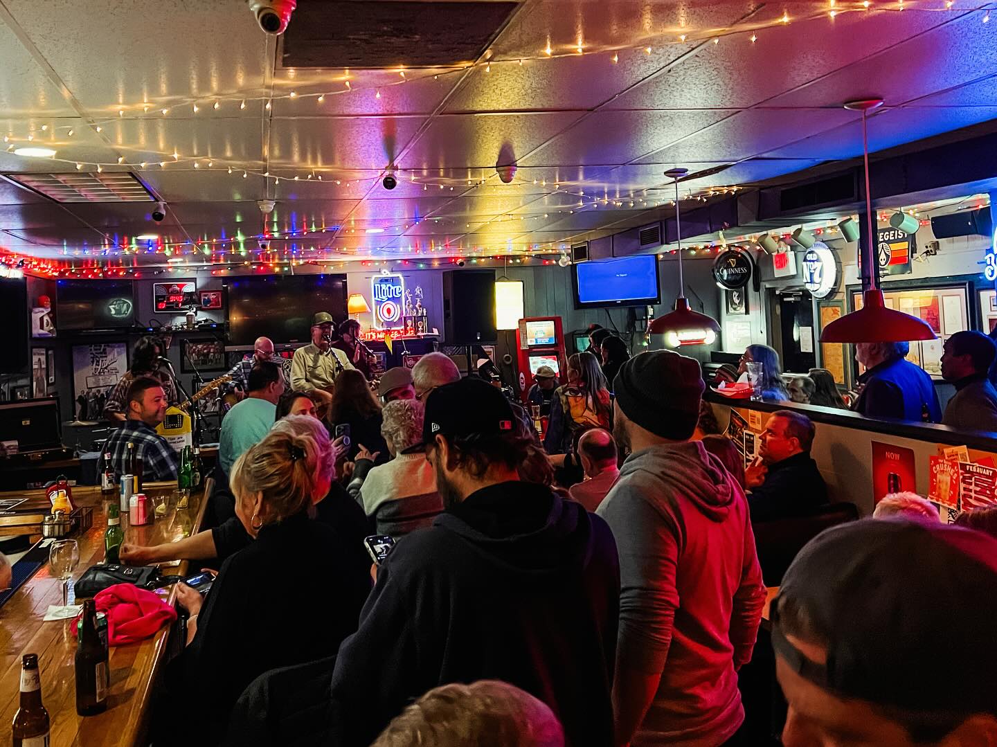 Thanks to everyone who came out to our show at the @indiaoak_grill last weekend! Great crowd, cold beer, toasty subs, people dancing, and smiles all around. What more could we ask for.
Watch ā”ļø this clip to see what you missed!
As always, great playing with my friends @mohillgonzo @meyerdarlin @sgtfloydpepper322 @schockenlou
.
.
.
#ransommusic #ransomband #ericransommusic #musicianlife #livemusic #clintonville #indiaoak #columbusmusicscene #makingmusic