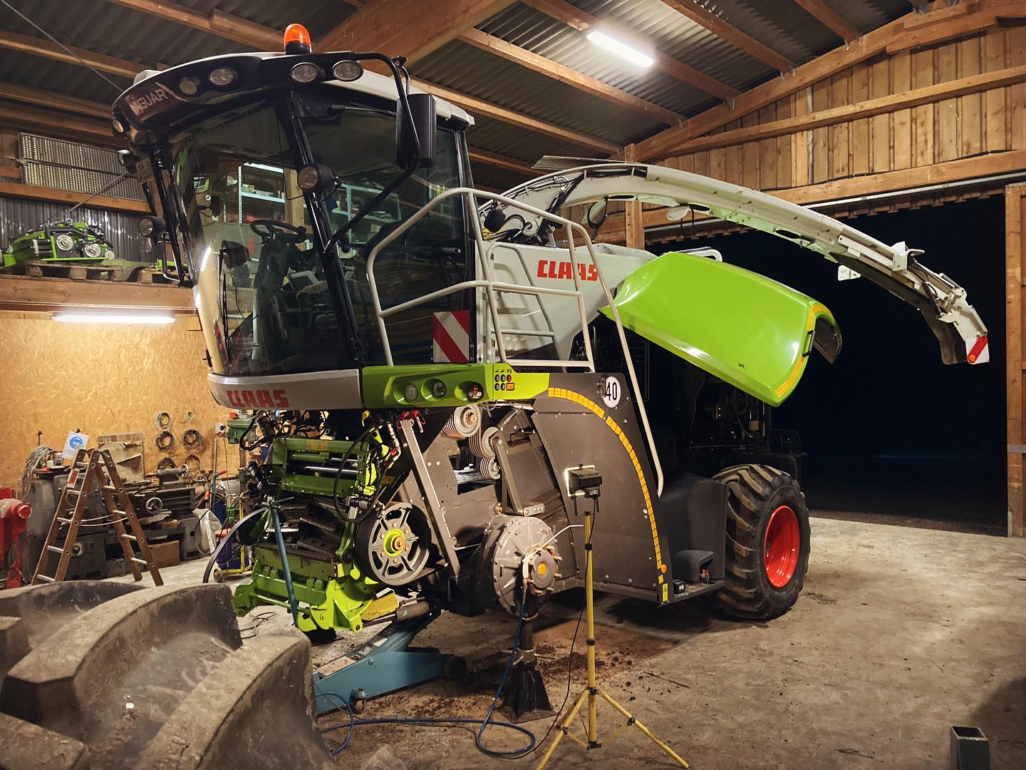 Die Vorbereitungen für die bevorstehende Grünfutter Ernte laufen.
.
.
.
.
.
.
#claasjaguar #ersterschnitt #milchviehfütterung #kuhliebe #claas #claashäcksler #claasjaguar850