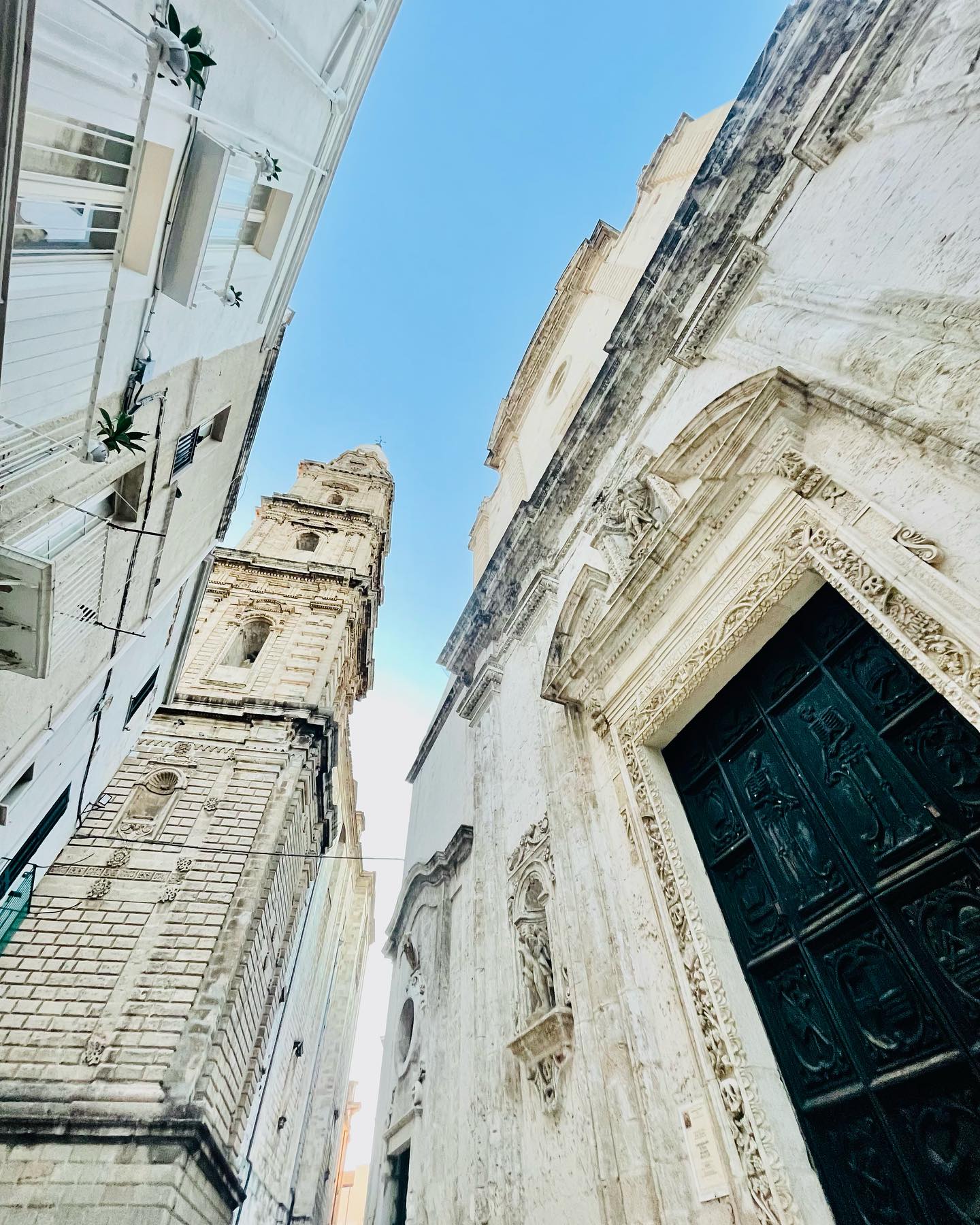 Monopoli, Puglia in February. So happy we will be back here in the next few months with a group of senior students who will be traveling all around Southern Italy with @i_for_italia . And you, have you been to Puglia yet? Do you want to travel to this region with us? Eager to find out more about this incredible region?