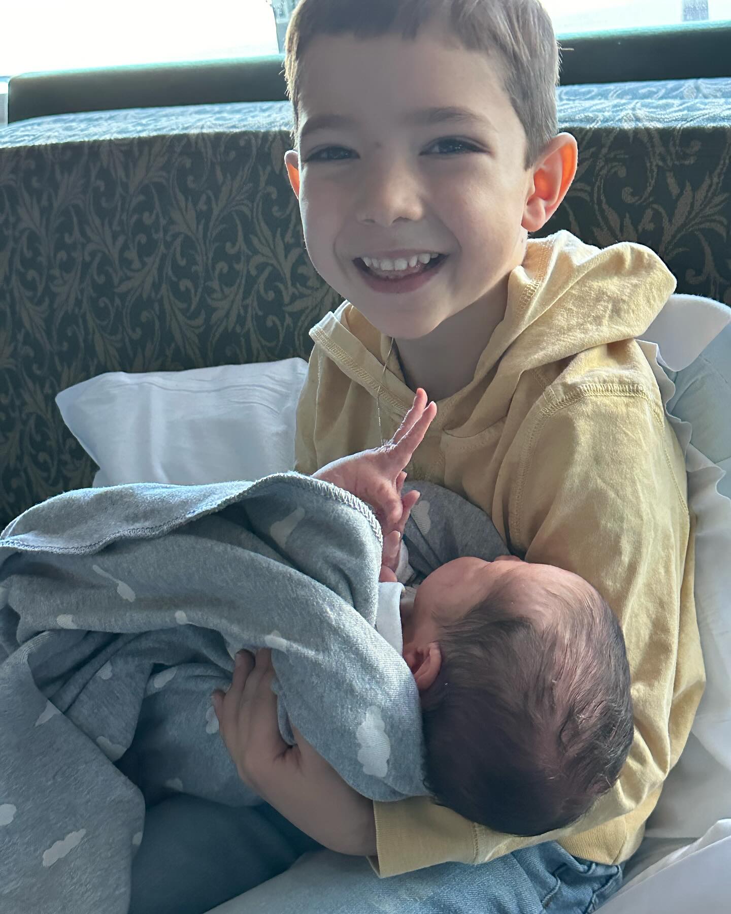 Baby Oliver has arrived on February 13th, beautiful, healthy and very calm! And chose to come few days earlier.
We are over the moon, specially the big brother who’s so proud!
Mom is also doing well and I’ll share my birth experience soon!