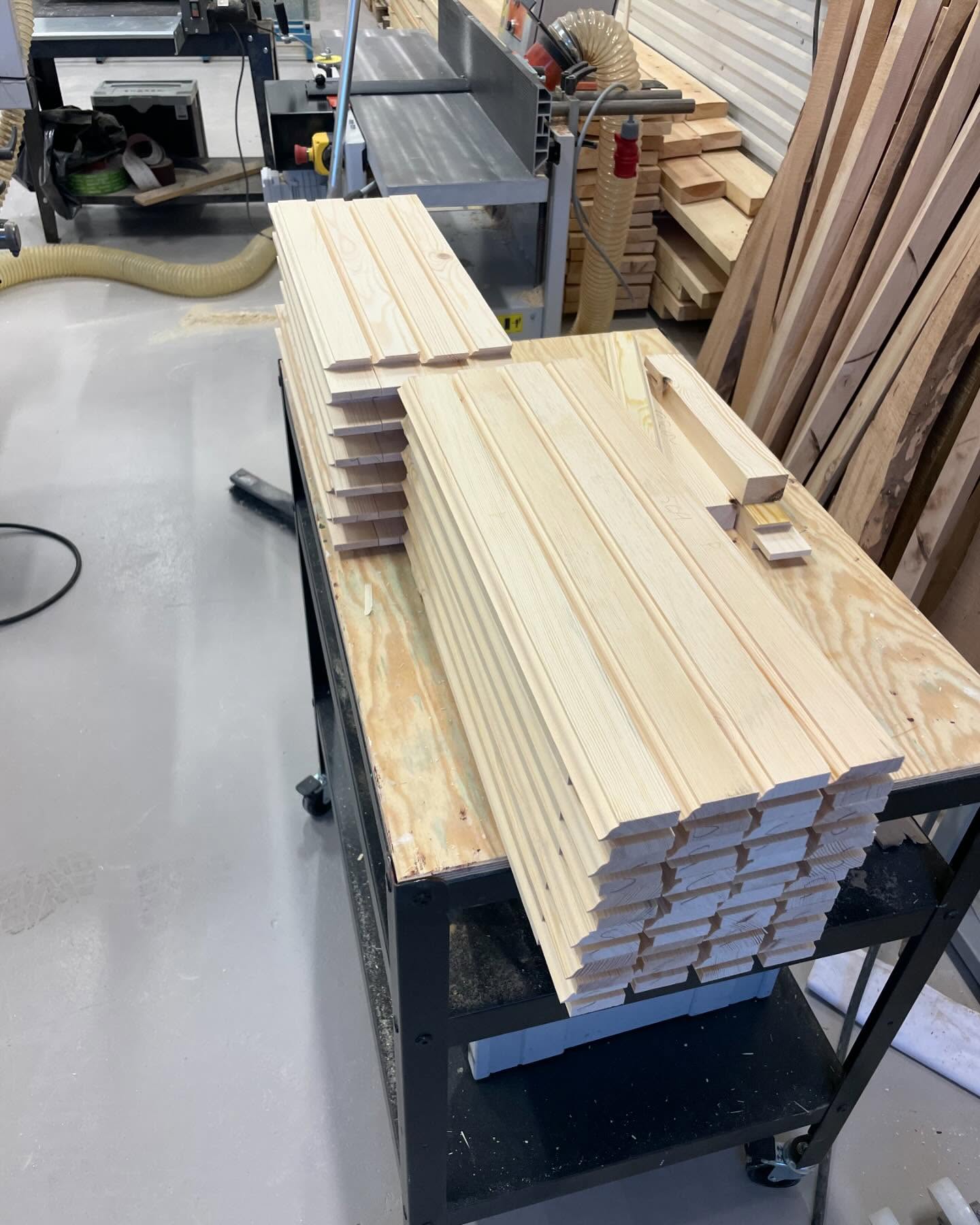 Här ser ni en vagn med delar till vad som ska bli fönster. Karmarna är redan färdiga och väntar på att dessa ska monteras ihop och glasas. Sedan ska allt målas med linoljefärg🤩
#fönster #snickeri #jämtland #östersund #morinsfönsterhantverk