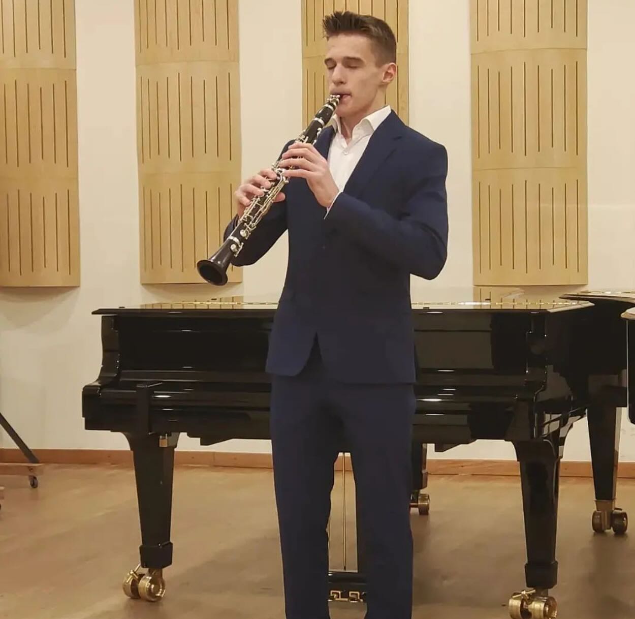 Wir gratulieren Alexander Grujic @alex._grujic zu seinen Erfolgen 🎼👏🏻 Alexander studiert Klarinette, gewinnt viele Wettbewerbe und spielt sich mit seinem Talent in die Herzen des Publikums. Wir durften Alexander beim Kauf seiner neuen A Klarinette mit unserer „KünstlerHilfe“ unterstützen und wünschen ihm für seine musikalische Karriere alles Gute und viel Freude. Weiterhin viel Erfolg 🙌 @hilfstoene @clemensunterreiner @marelize.gerber @alex._grujic #hilfstöne #klarinette #künstlerhilfe #alexandergrujic #ClemensUnterreiner #kammersänger #österreich #ViennaBaritone #unterreineropera #unterreiner #intendant #operburggars #oper #opera #charitygentleman #hilfstoene #operasingers #operalover #musik #news #kultur #OperaNews 📸©️HILFSTÖNE | Alexander Grujic | Instagram