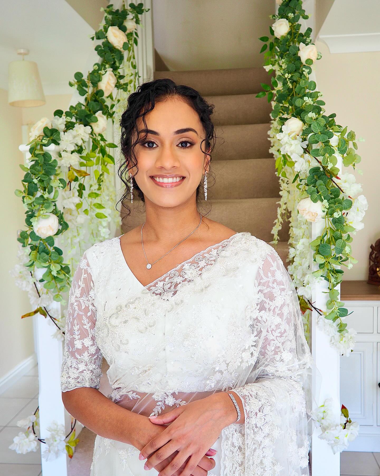 Aiswarya ✨
👰✨ My stunning bride from last summer! 💖 She opted for a soft, glamorous makeup look with a touch of edge – a smudged eyeliner to add a bit of drama! 💄💫 With her natural hair texture, we created a beautiful low bun to complete her bridal look. 💁♀️
❤️ double tap if you like it.
💍 Planning your 2024 wedding? Let’s chat about your dream hair and makeup! ✨ Contact me via the link in my bio. 💌 #BridalBeauty #hertfordshiremakeupartist #hertfordshirehairstylist #GlamorousMakeup #SmudgedEyeliner #DreamWeddingHair #2024Brides 💐