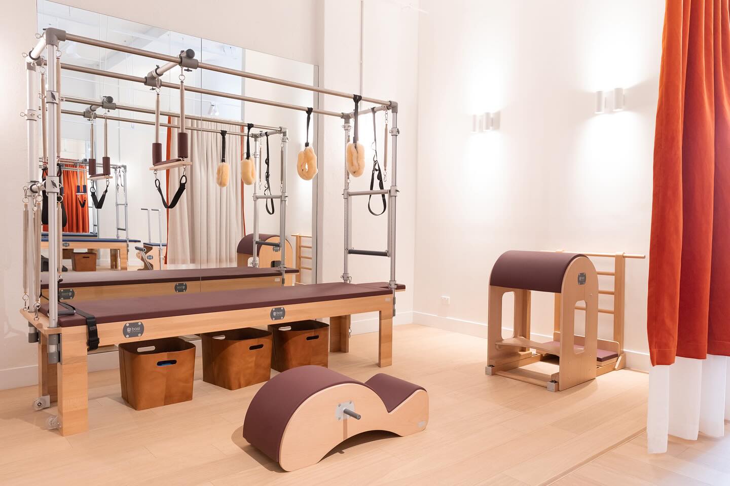 Melbourne friends - you can now find me teaching in this beautiful studio space at @onehotyoga in South Yarra - 4:1 small group and 1:1 private sessions as well as mat Pilates in their second studio on River St ♥️
This weeks’ schedule:
Tuesday
5pm small group
6pm mat Pilates
7pm small group
Wednesday
7am, 8am, 9am small group
Friday
6am, 7am, 8am, 9am, 10am small group (covering for the wonderful @tahls.pilates)
12pm small group
Contact the studio or send me a PM if you’re interested in booking a private session - I’d so love to see you in the studio! 💕
#pilates #studiopilates #pilatescadillac #wundachair #smallgrouppilates #southyarra #onehotyoga #melbourne