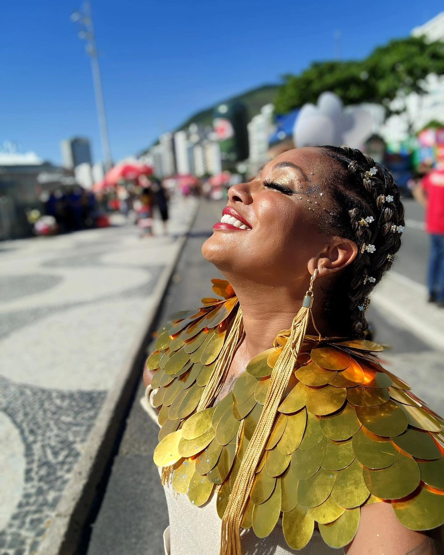 #Tbt desse carnaval 24 que foi um misto da sorte que temos de fazer o que amamos, com o trabalho e bloco de carnaval o @empolga. As fantasias, da @hananzaoficial que fizemos e estão nesses registros, trazem muitas dicas do quem virá pelo resto desse ano. Spoilers? Sim! 🎊
Figurino: @tastudios_ (100% sustentável, chique!)
Brincos e braceles: @tresse.atelier (bapho!)
Arranjo de cabeça: @dritrivelato (luxo!)
Beleza: @monicareismakeup (deusa!)
Registro de imagens: @nevs____