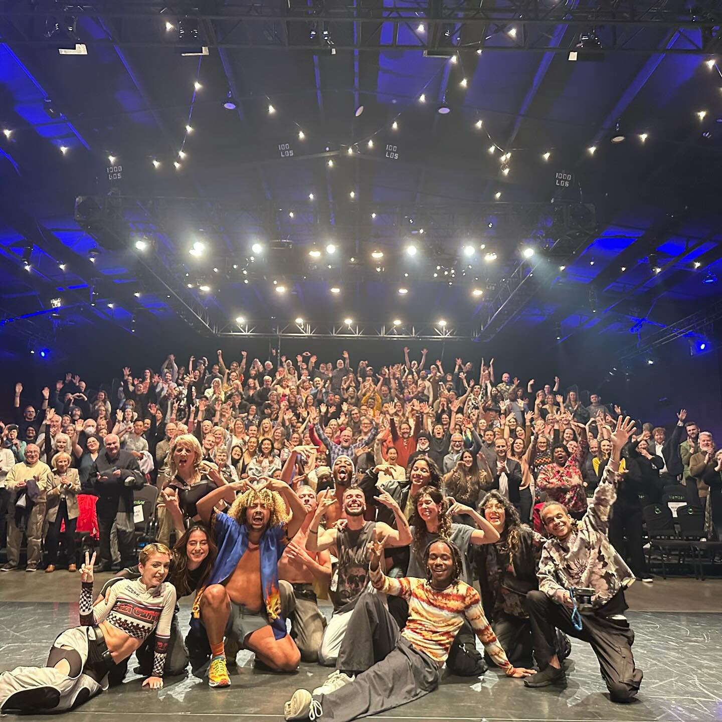 Un mois de folie 16 dates en Savoie & Auvergne
Puis notre première aux USA 🇺🇸
Sarasota,Floride & Nashville,Tennessee
Deux workshop par @malboneige & @adrienvexus
La création d’une équipe 2 pour jouer à Montpellier,
L’anniversaire de @carlinepop
Bravo à notre équipe d’avoir gérée comme jamais.
Merci aux personnes qui nous donne du love tous les jours,
C’est le début de quelque chose 🫶