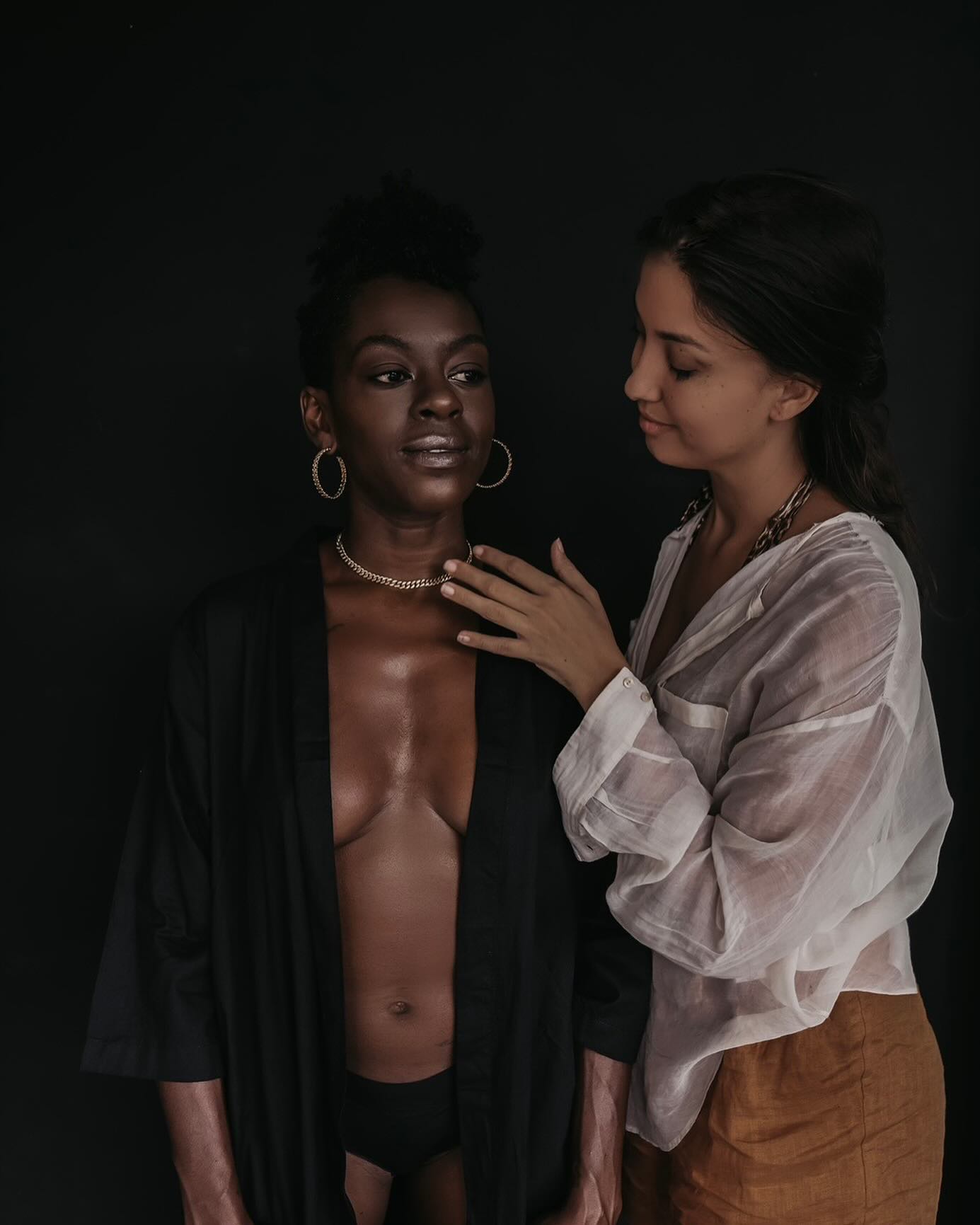 Little flash back to the time I set up a studio in my Bali villa garage. My bestie @anouk_bali_ helped me style the models while I did the clicking 😎