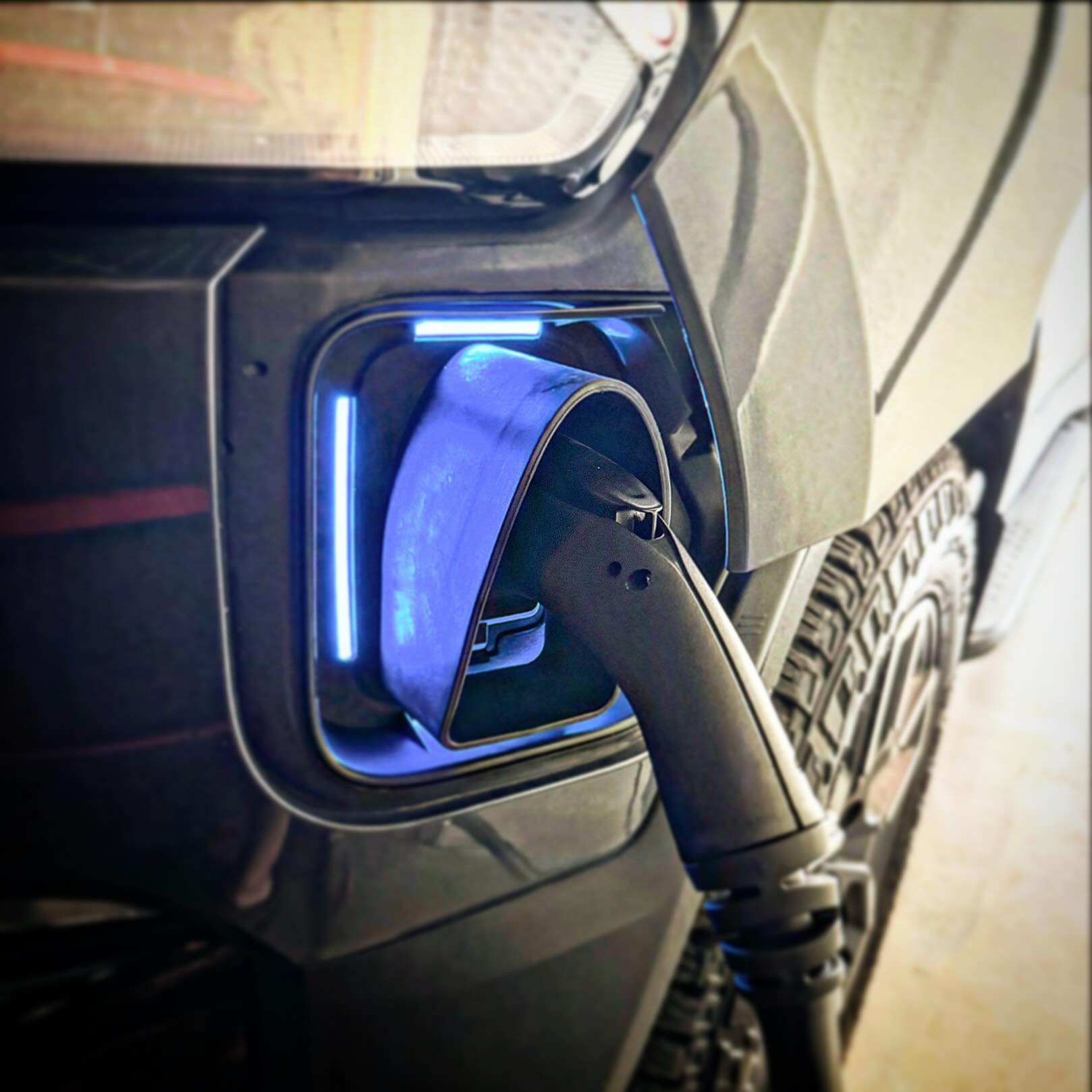 Do you charge outside? Are you paranoid about rain and snow? Check out this new gizmo from @ev_vida.store @elliot_bestevmod. Made of soft rubber and fits like a glove, this now has a spot in my travel charging kit. πβ‘οΈπ