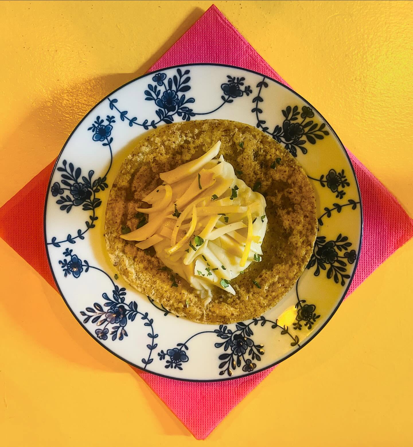 Vi presentiamo oggi il taco del mese: seppia cotta a bassa temperatura con zest di limone, servita su una purea con zenzero e lemongrass, una vera goduria per il palato! 🌮
Noi ve lo consigliamo abbinato ad un calice di moscato secco di @luigi.vico , voi invece dovrete solo venire a gustarlo!
Vi aspettiamo da Alma!🥂
-
E sì, ovviamente è tutto senza glutine e senza lattosio!
-
-
-
#senzaglutine #senzalattosio #glutenfree #freefrom #tacos #tapas #tapasbar #tapastime #torino #foodporn #mexican #mexicanfood #messicano #ristorantemessicano #mexicanresturant