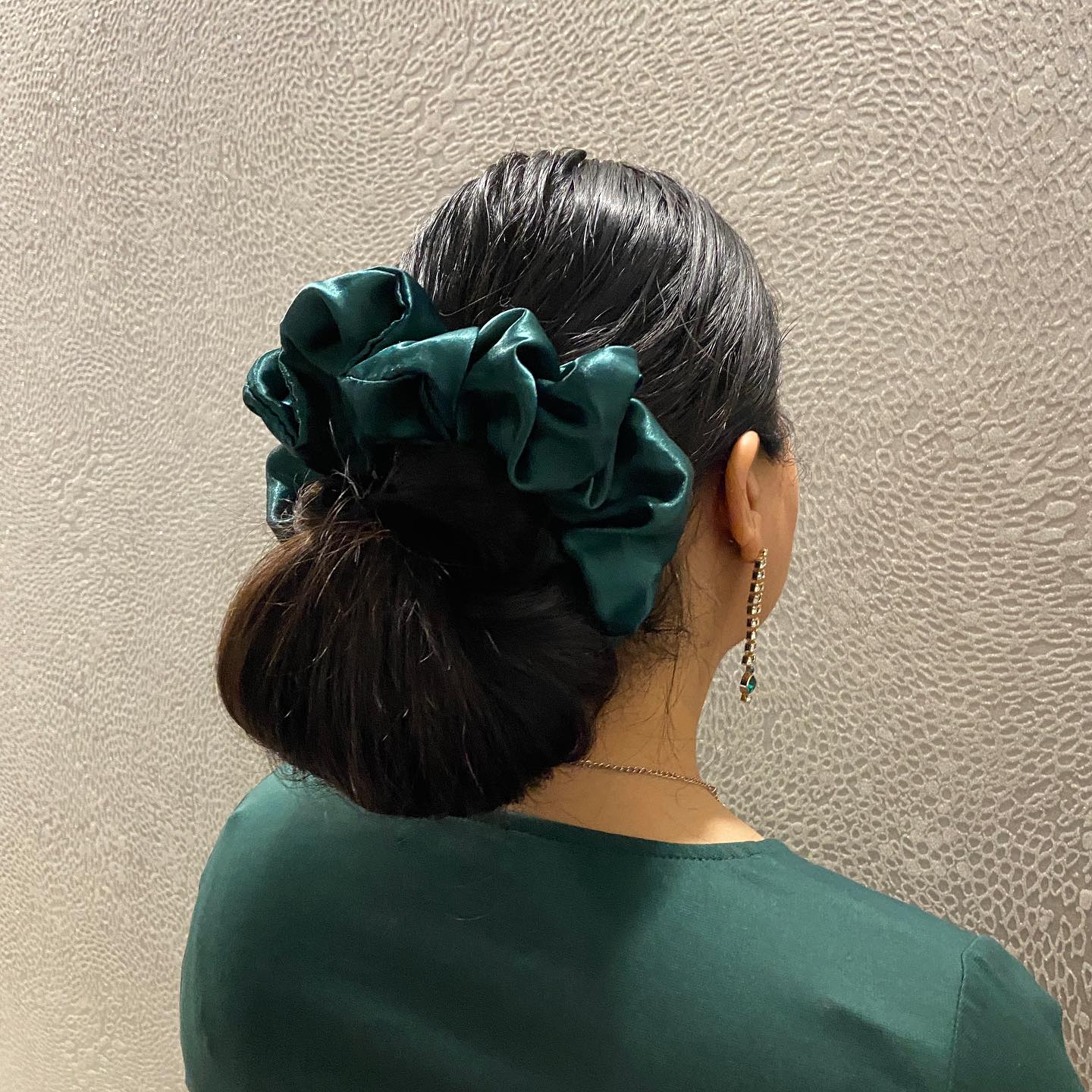 Behind every scrunchie lies a unique story of personal expression. π Did you know that the rich emerald green shade in this scrunchie was custom-made to match a client's outfit for their friend's wedding? π We meticulously color-matched the fabric to their dress, ensuring a flawless ensemble for their special day. From weddings to everyday wear, let our scrunchies tell your story! π₯°
#CustomCreation #PersonalizedStyle #Kaurtino #Scrunchies