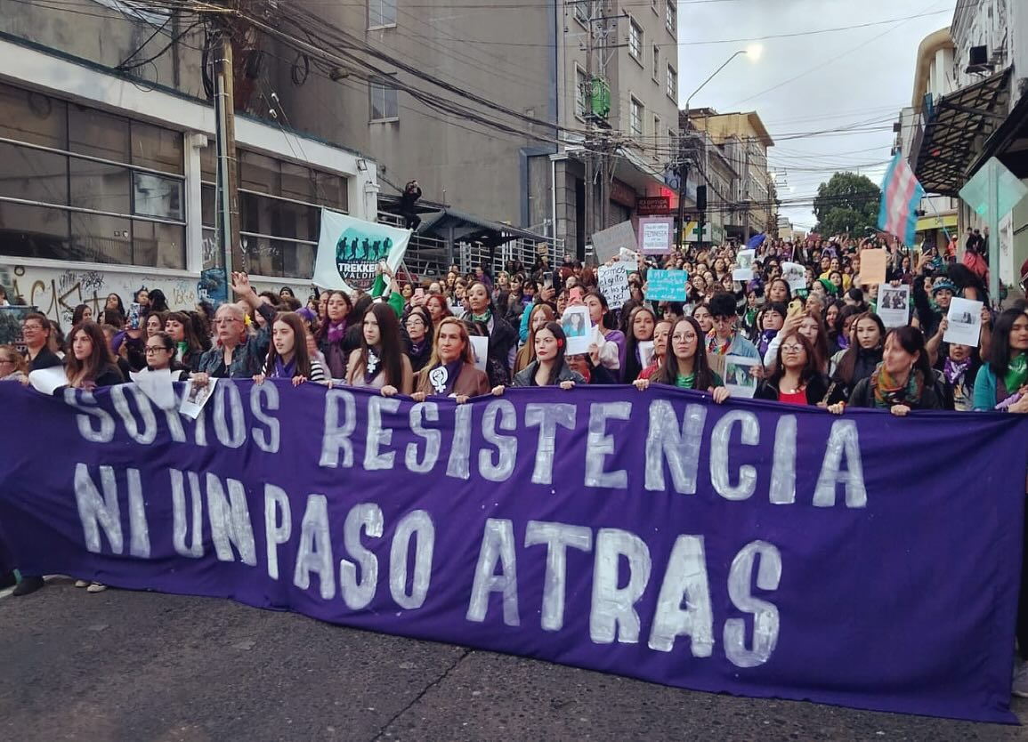 🔥El 8M gritamos fuerte y claro que no daremos NI UN PASO ATRÁS en la defensa de nuestros derechos y en la construcción de un mundo más justo y solidario. Marchamos por el centro de Valdivia junto a cientos de mujeres, haciendo sentir nuestra voz y nuestro poder, ese que cotidianamente nos motiva a trabajar por nuestras convicciones.
Para nosotras todos los días son el día de la mujer, porque todos los días nos enfrentamos a los desafíos que ello implica, pero también a lo hermoso que es hacer redes colaborativas de mujeres. Va nuestra admiración y cariño a las mujeres que hacen que este planeta sea un mejor lugar para vivir ✨.
#8m #8marzo #feminism #mujeres