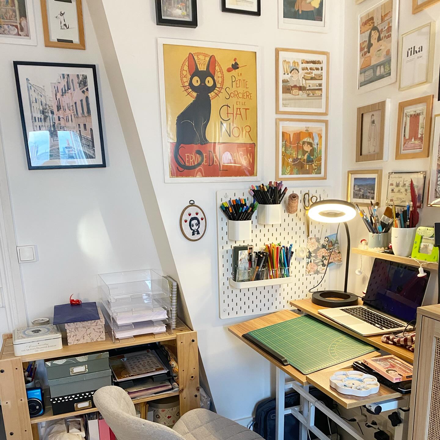 Mon espace de travail adoré 💖 merci à Monsieur Palatin de m’avoir si bien aidée à tout installer 🌷