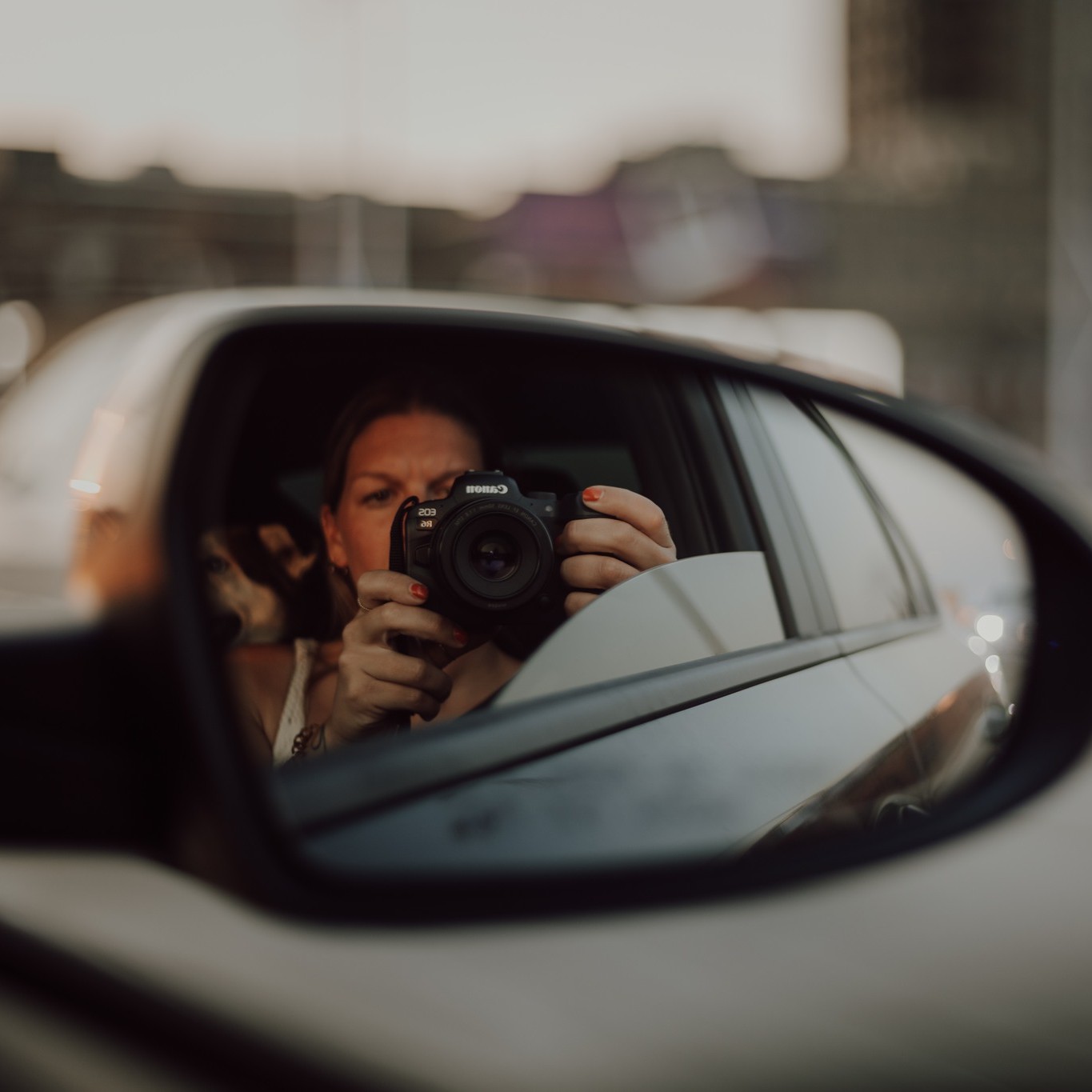 // Hi! Schön, dass du hier bist!
Für alle die neu dazustoßen oder die schon länger hier sind erzähle ich mal ein bisschen was über mich. Was steckt eigentlich hinter saltyhome photographie, wer bin ich & was mache ich?
Ich bin Carina, ich bin leidenschaftliche Fotografin & liebe das Reisen, das ist hier glaube ich unschwer zu erkennen. So gerne ich hinter der Kamera stehe, so ungerne stehe ich davor.
Ich bin geboren in Köln und seit 2 Jahren ausgewandert in die Eifel, in ein schönes Häuschen mit Garten und einem kleinen Dachstudio.
Mein Lebenslauf ist wild und abwechslungsreich, aber so mag ich es.
Ich habe Interesse an vielen Dingen, liebe es Neues auszuprobieren und das Leben zu spüren. So sehr ich die Abwechslung liebe, brauche ich aber auch die Ruhe & meine Momente für mich. Die Abenteuer müssen schließlich auch verarbeitet werden 💫
Die Fotografie begleitet mich schon seit dem ich klein bin. Ich bin mit verschiedenen Kameras groß geworden. Alles fing an mit der ersten analogen Kamera im Tiger Look von Janosch, zwischen unterschiedlichen Digitalkameras, meiner ersten analogen Spiegelreflexkamera & der Lomographie konnte ich mich ausprobieren und die Fotografie für mich entdecken bis es irgendwann ernster wurde und ich mich mit unterschiedlichen Stilen, der Technik & der Bearbeitung auseinandergesetzt habe, um es 2017 schließlich zu meinem Beruf zu machen. 📷
Thematisch ist die Fotografie ebenfalls eine große Reise für mich. Sie ist so vielfältig & spannend, dass es zum Glück nie langweilig wird und man sich immer wieder neu ausprobieren und entdecken kann, das liebe ich daran sehr.
Meine beiden großen Leidenschaften finden sich auch in meinen Arbeiten immer wieder, das Surfen & das Reisen. Aber ich mag es auch hier in meiner Umgebung zu fotografieren, neue Menschen zu treffen & kreativ zu werden, ob outdoor oder im Studio.
Ich liebe es Dinge mit und für euch umzusetzen, privat oder für euer Unternehmen und natürlich dürfen auch freie Projekte nicht fehlen. Dabei ist es mir wichtig in einer angenehmen & lockeren Atmosphäre zu arbeiten und dadurch authentische & emotionale Bilder zu kreieren.
So, mal ein kleiner Einblick zu mir. Sea you 🫶🏼