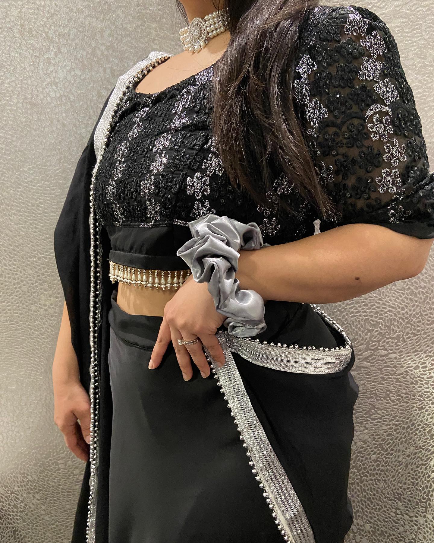 Silver scrunchie elegance meets traditional Indian charm. ๐ซ Embrace the perfect accessory to elevate any outfit!
#ScrunchieStyle #IndianFashion #Kaurtino